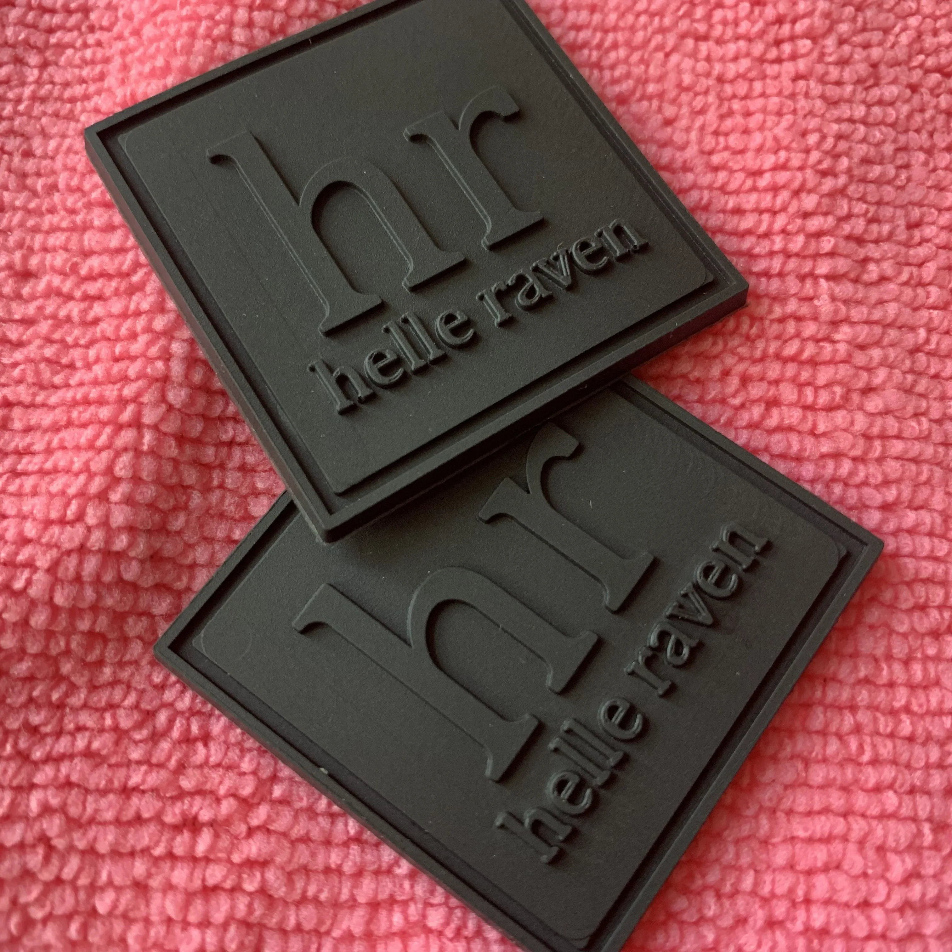 Trademark logo solid black rubber label,eco-friendly embossed logo silicone rubber bag tags