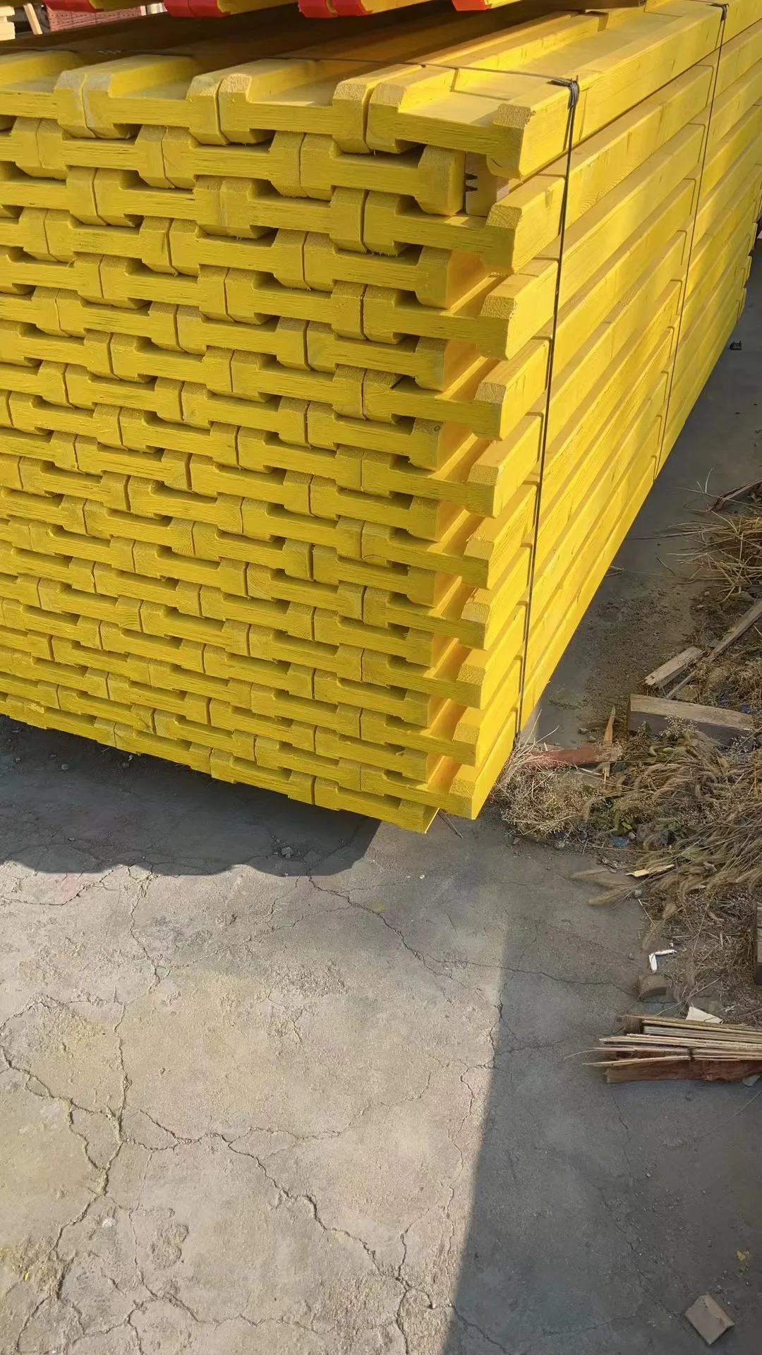 Pine Spruce Wood Timber Beams with Red Plastic Covers for Construction