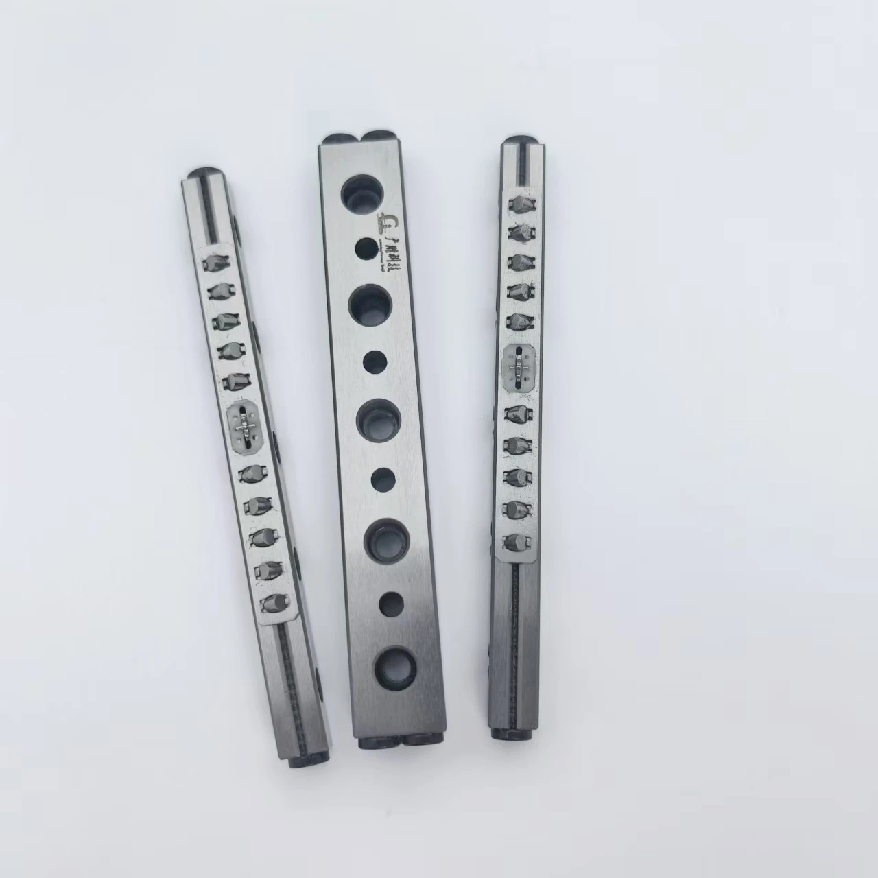 CRWMG2-105 High Precision Straight Guide Slider Roller Guide Three-Row Structure High-Speed Operation Featuring Core Bearing