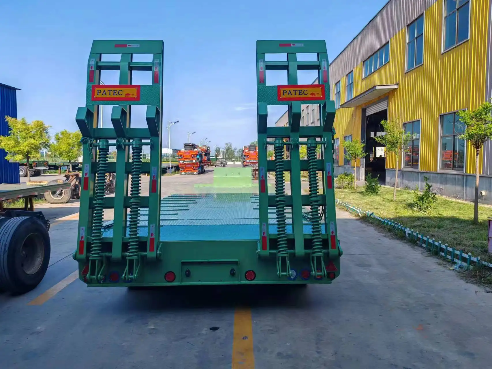 JianXing Brand 3axle Green Gooseneck Container Lowbed Semi Trailer 50Ton 60Ton Heavy Equipment Transport Semi Trailer for Sale