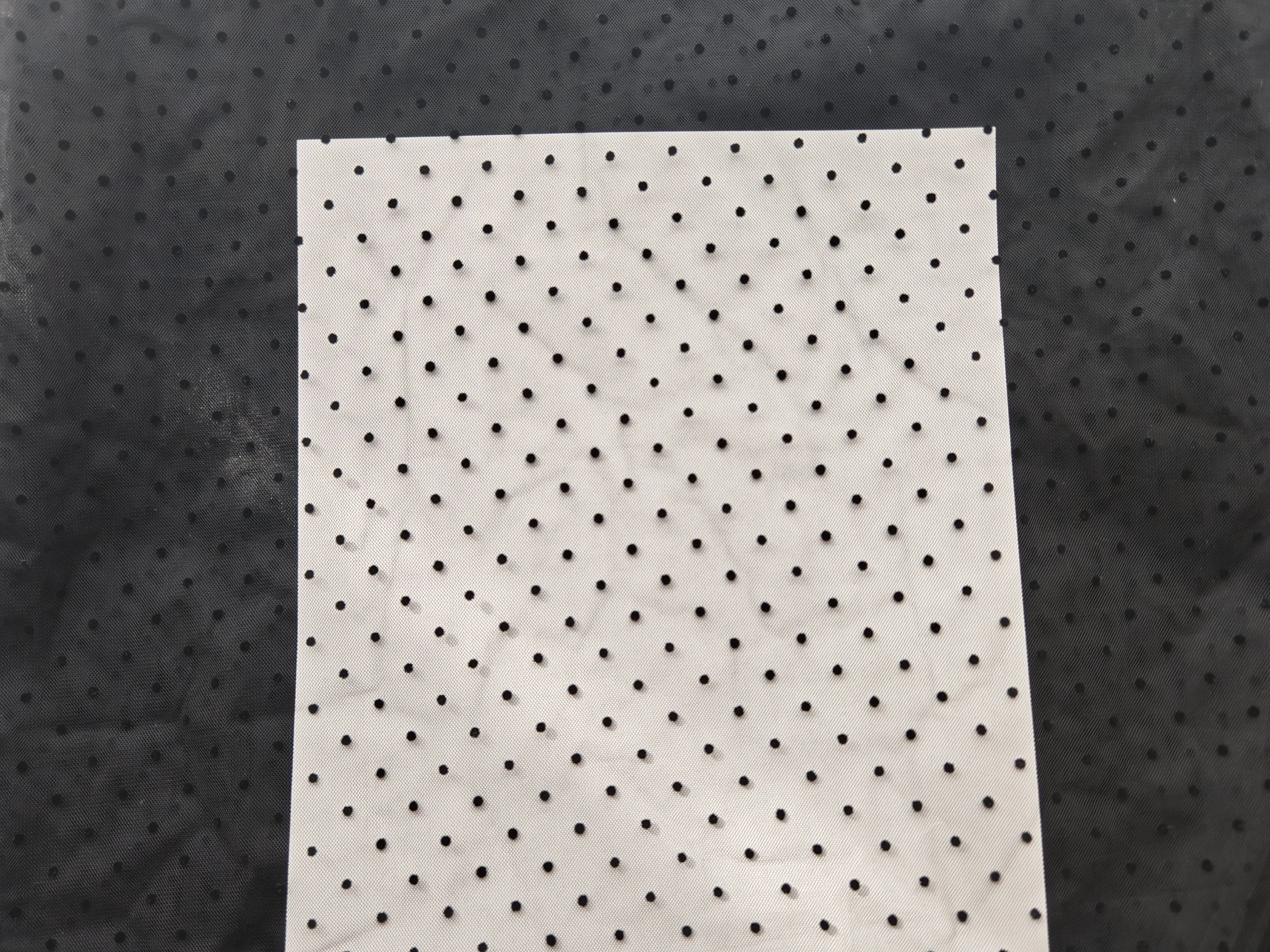 Оптовая продажа новая 100% полиэфирная Тюлевая сетчатая ткань с принтом в виде сердца трикотажная для повседневной юбки пряжа тканый узор