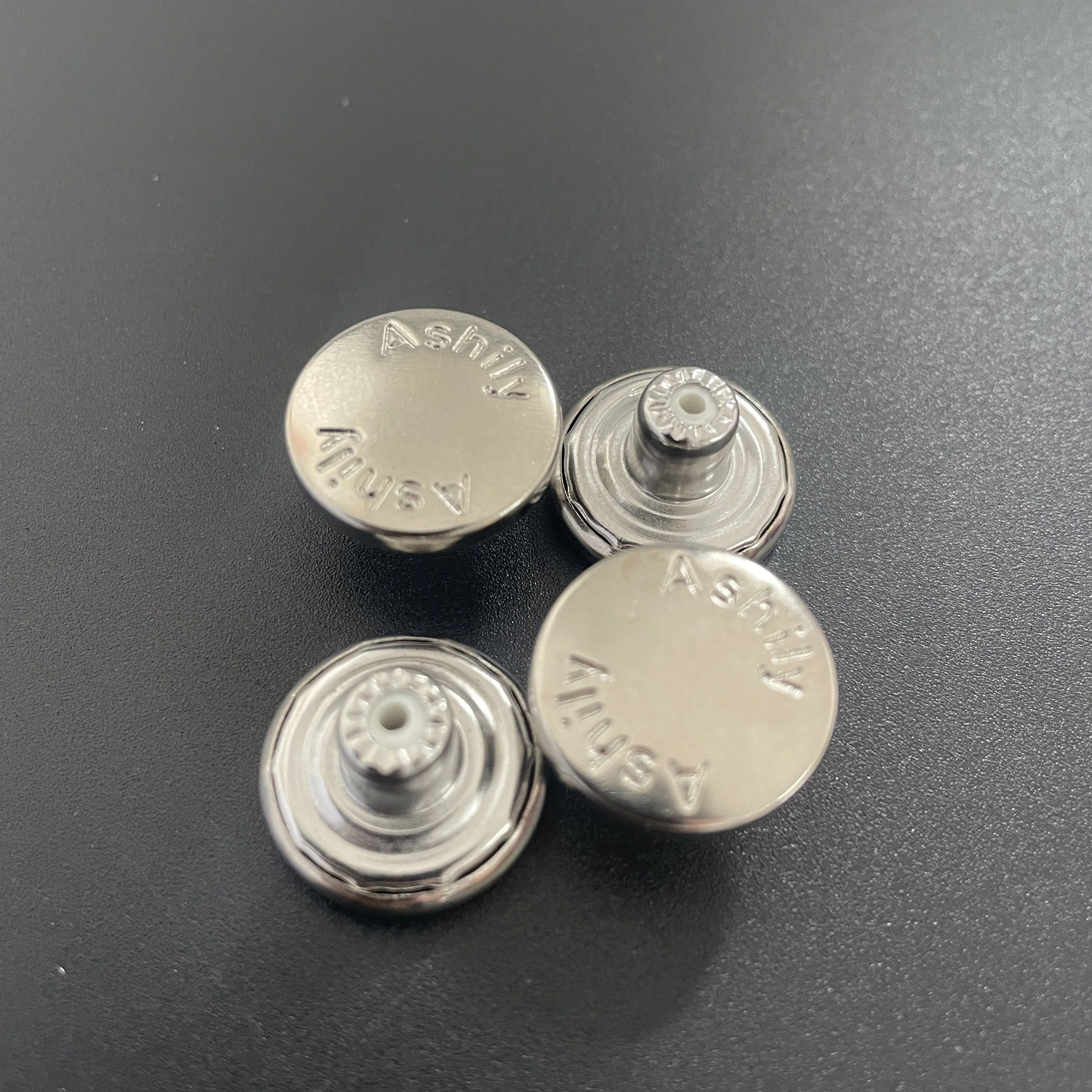 Металлическая пуговица для шитья