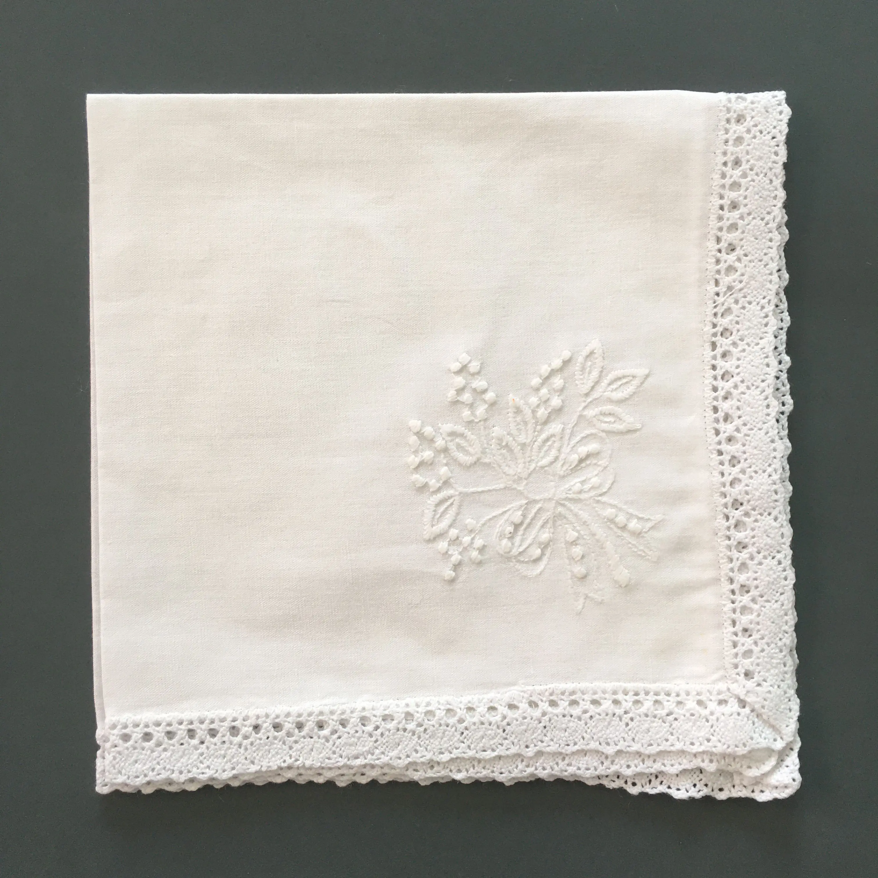 Свадебный белый вышитый носовой платок