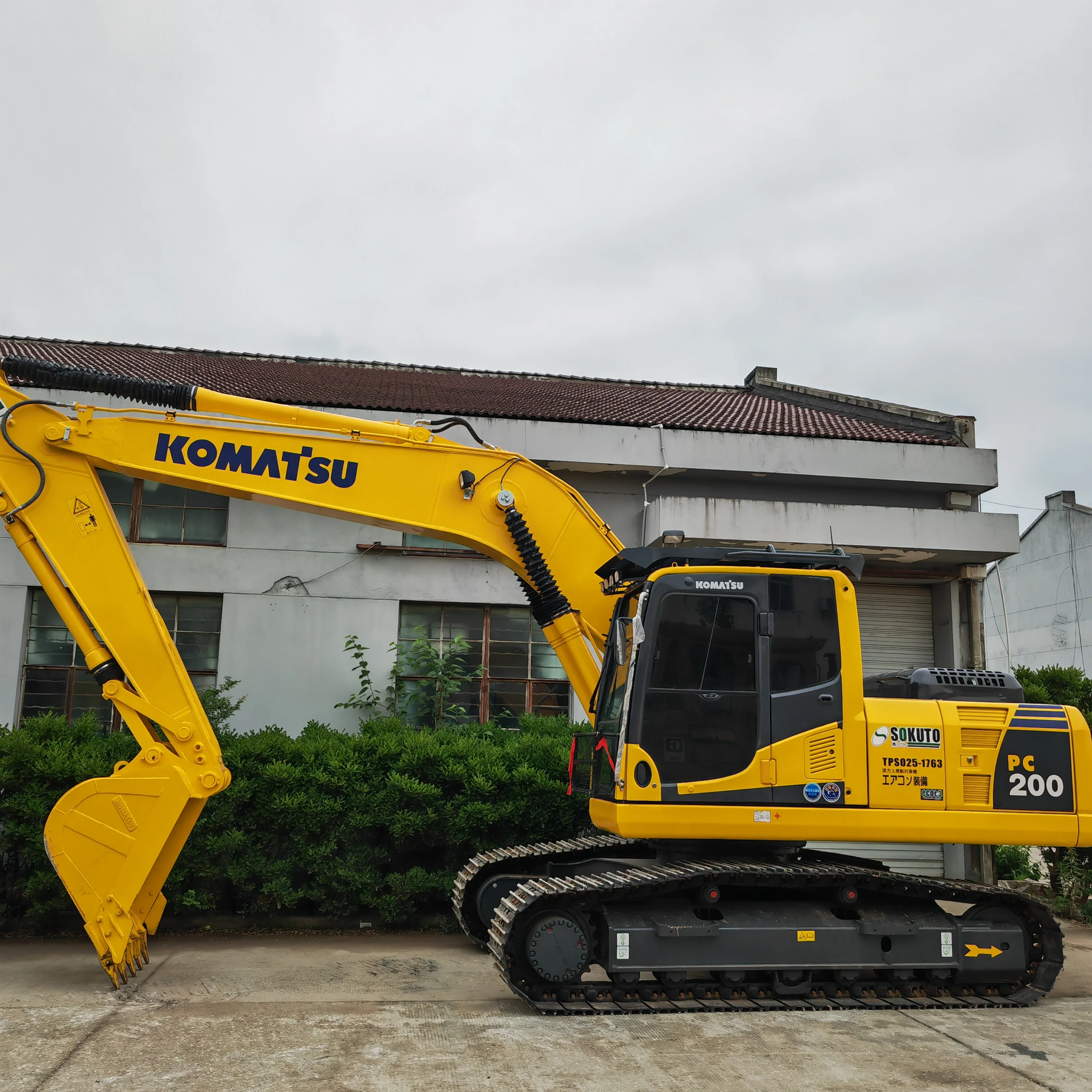 High quality KOMATSU PC200-8 used crawler excavator Japan