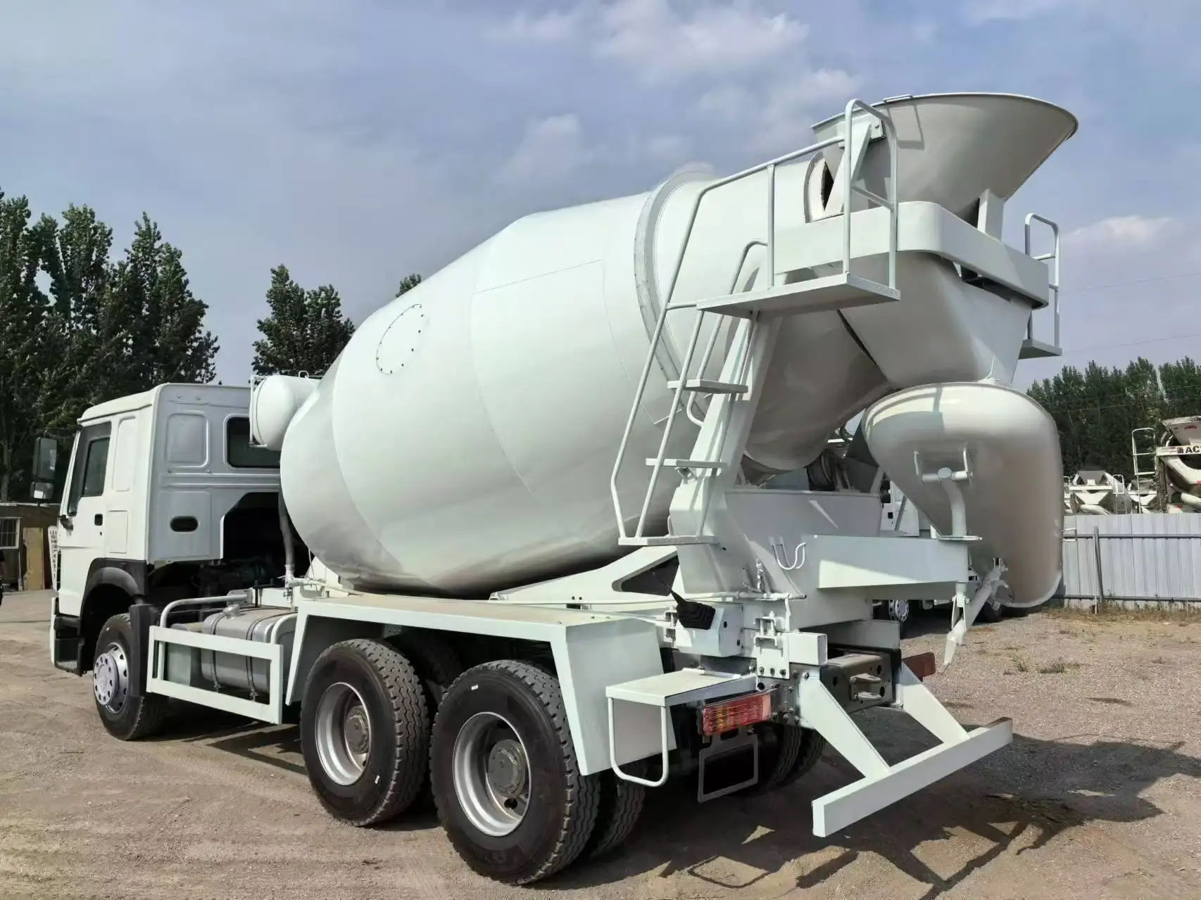Sophisticated Technology Used HOWO 6 Cubic Yards Cement Concrete Cement Mixer Truck