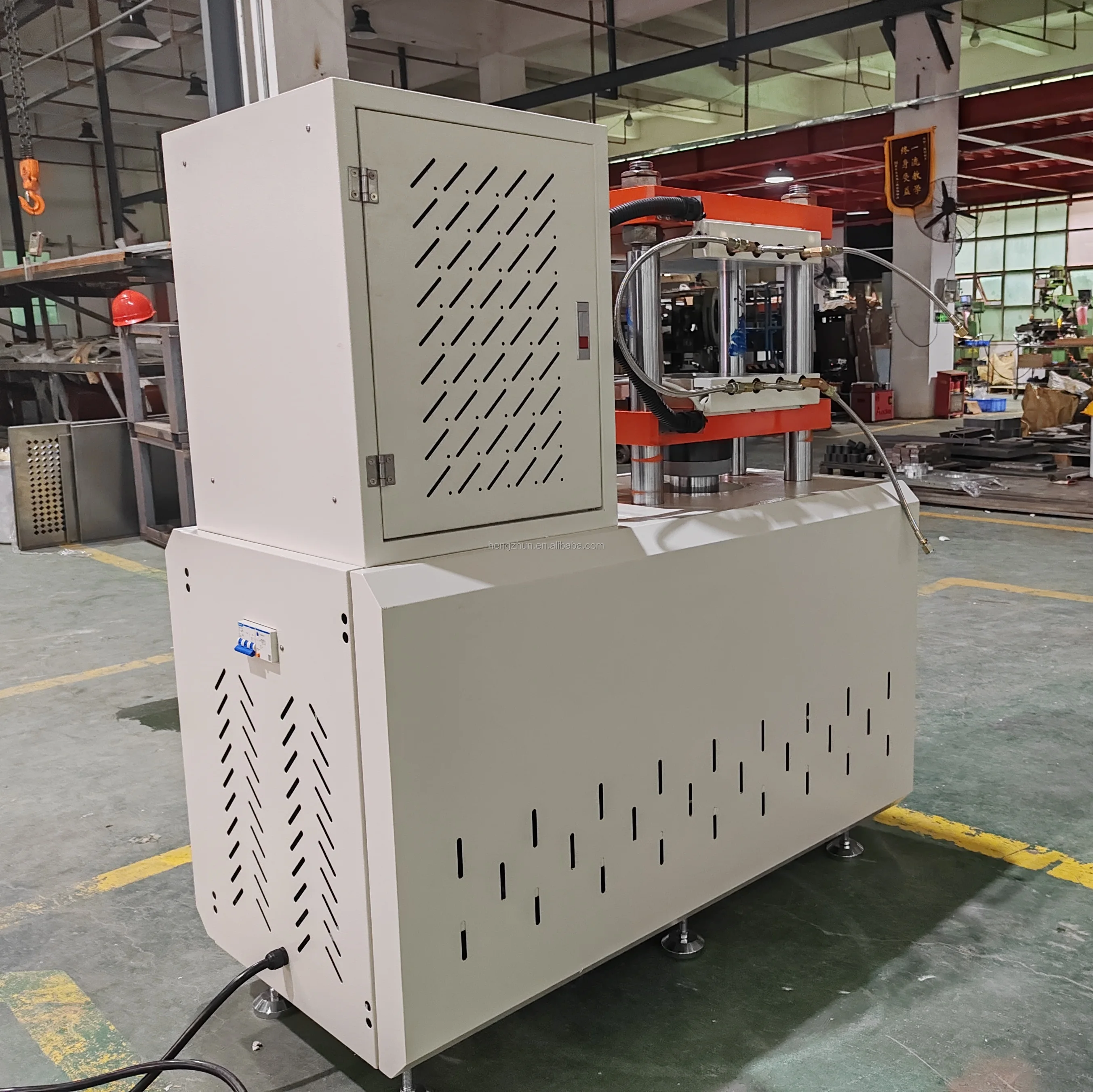 Гидравлическая машина для вулканизации резиновых листов с плоскими пластинами, емкость 80 т