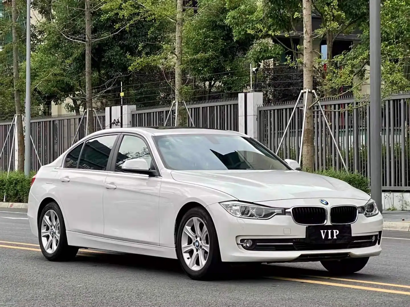Подержанные автомобили из Китая Распродажа 2015 тип бензинового двигателя левый пробег состояние подержанного автомобиля BMW