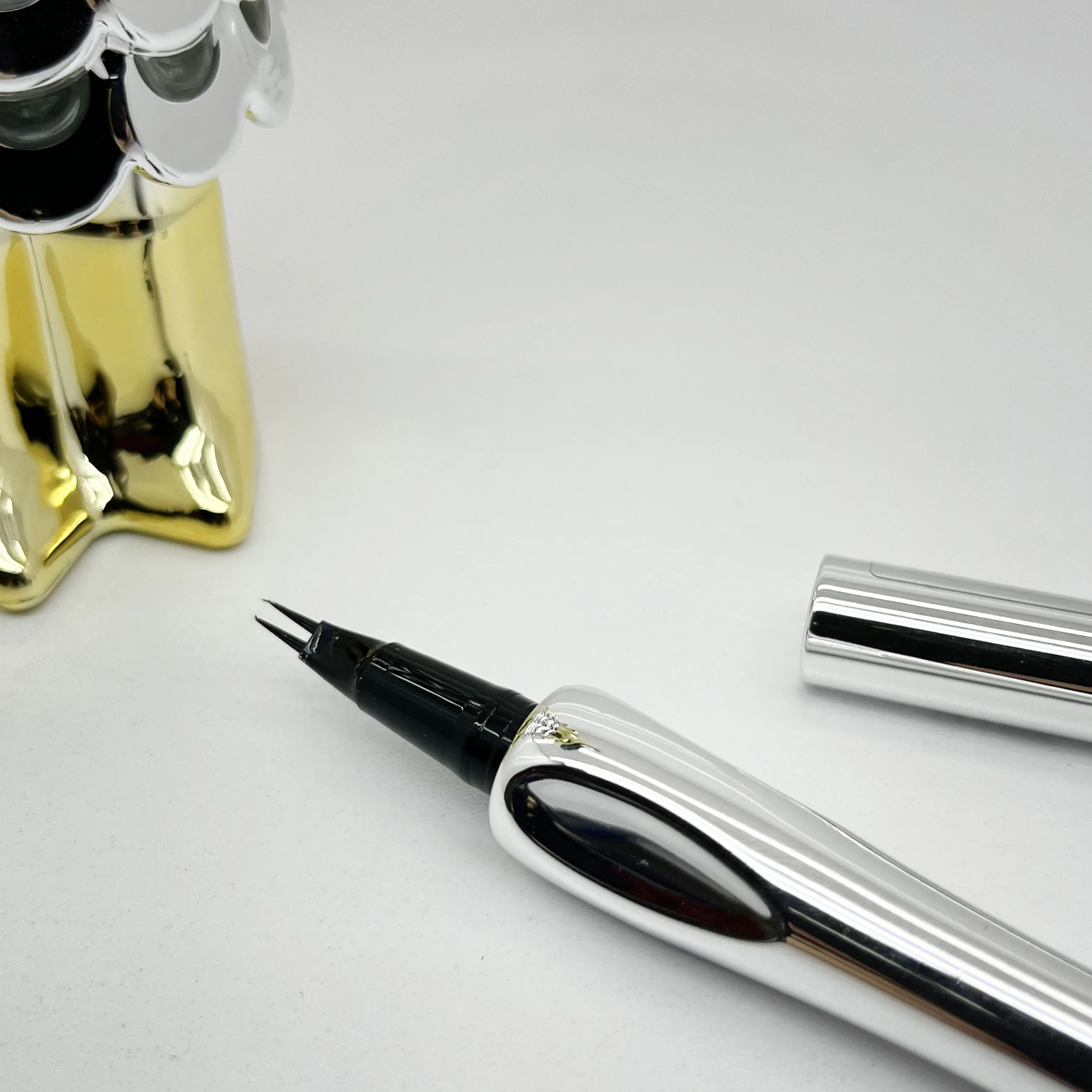 High quality slim smooth-lined liquid eyebrow pencil 0.8ml empty two-claw lower eyelash eyeliner