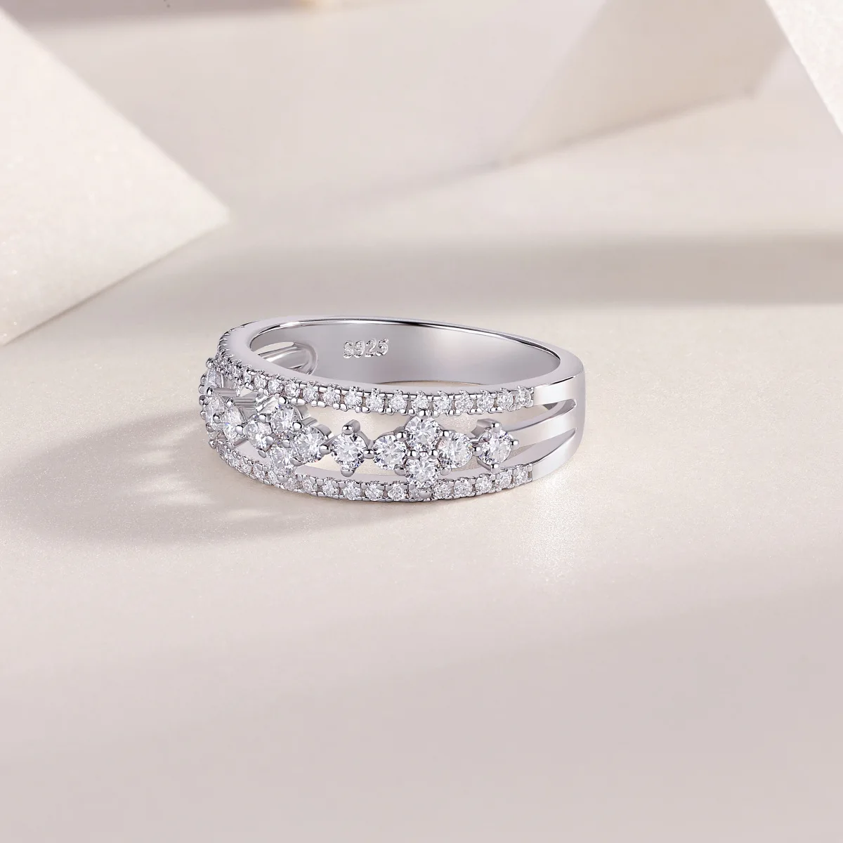 Factory Wholesale 18K Gold Plated 925 Sterling Silver CLovers Tiny Moissanite Hollow out Luxury Moissanite Ring for Women