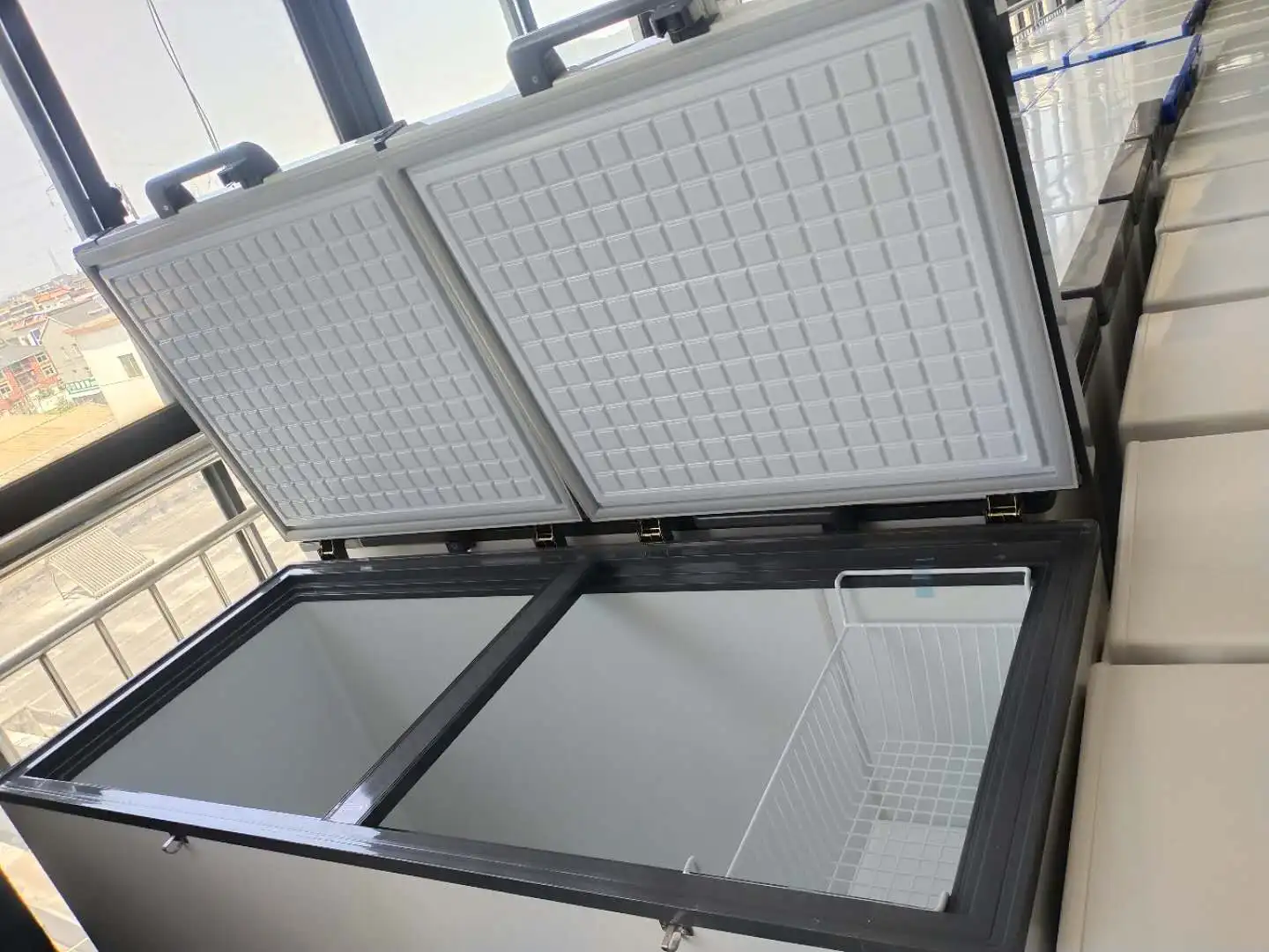 508L AC/DC 24V  big capacity commercial freezer battery power frozen chicken solar chest freezer