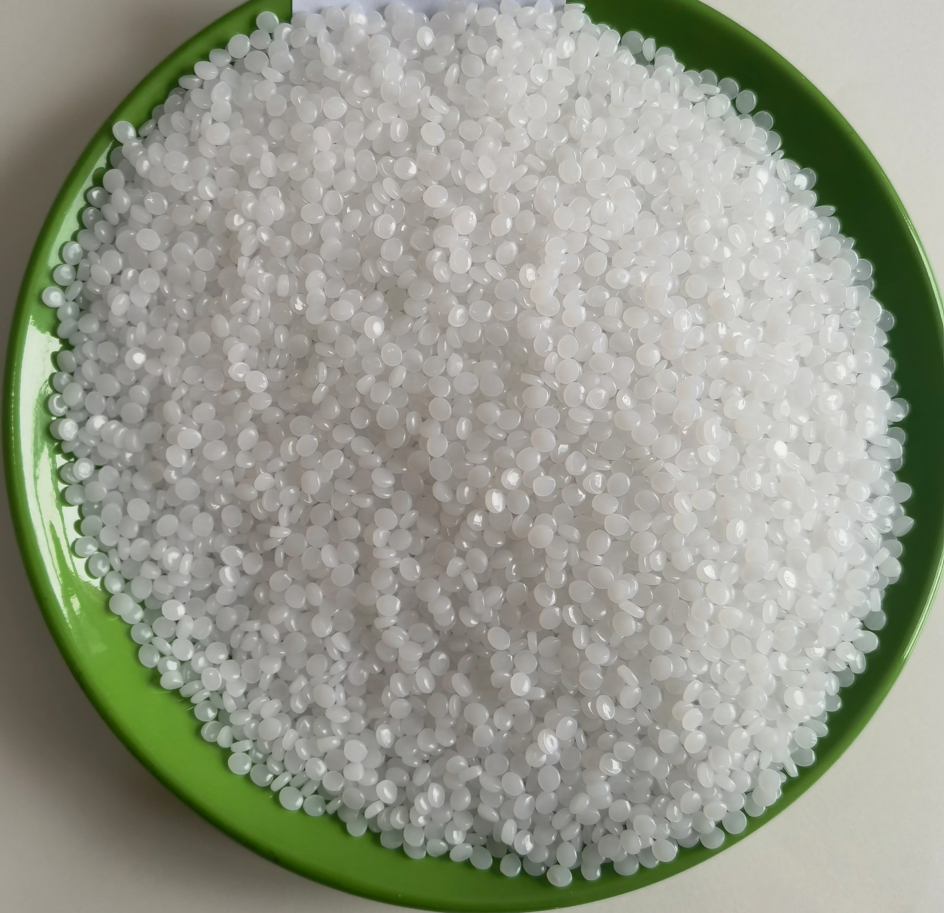 Широко используется общий класс 100% первичных пластиковых частиц HDPE сырья для автомобильной промышленности и т.