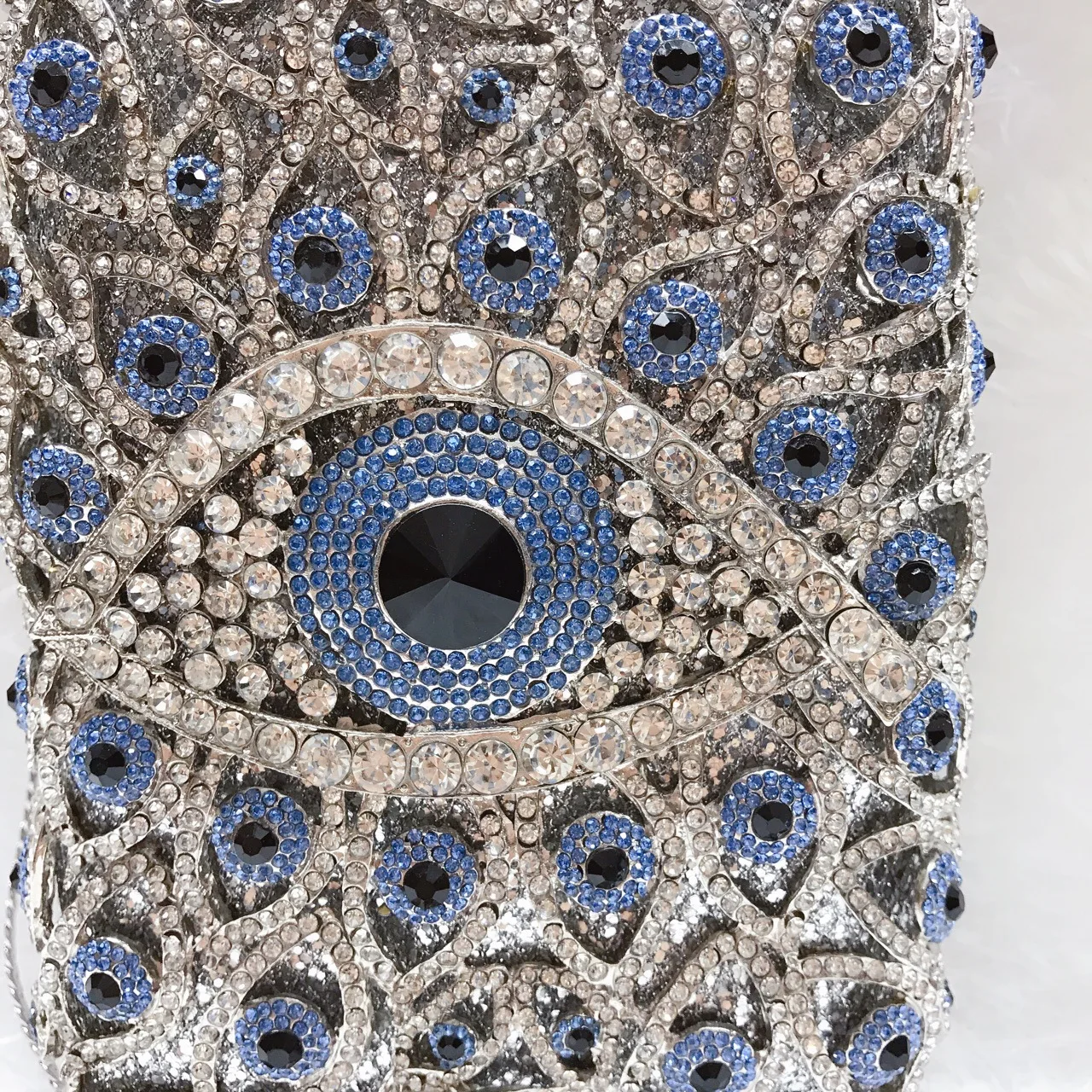 Wholesale New Eyes diamond-encrusted evening banquet bag banquet dress crystal hollow metal handbag vertical female gown clutch