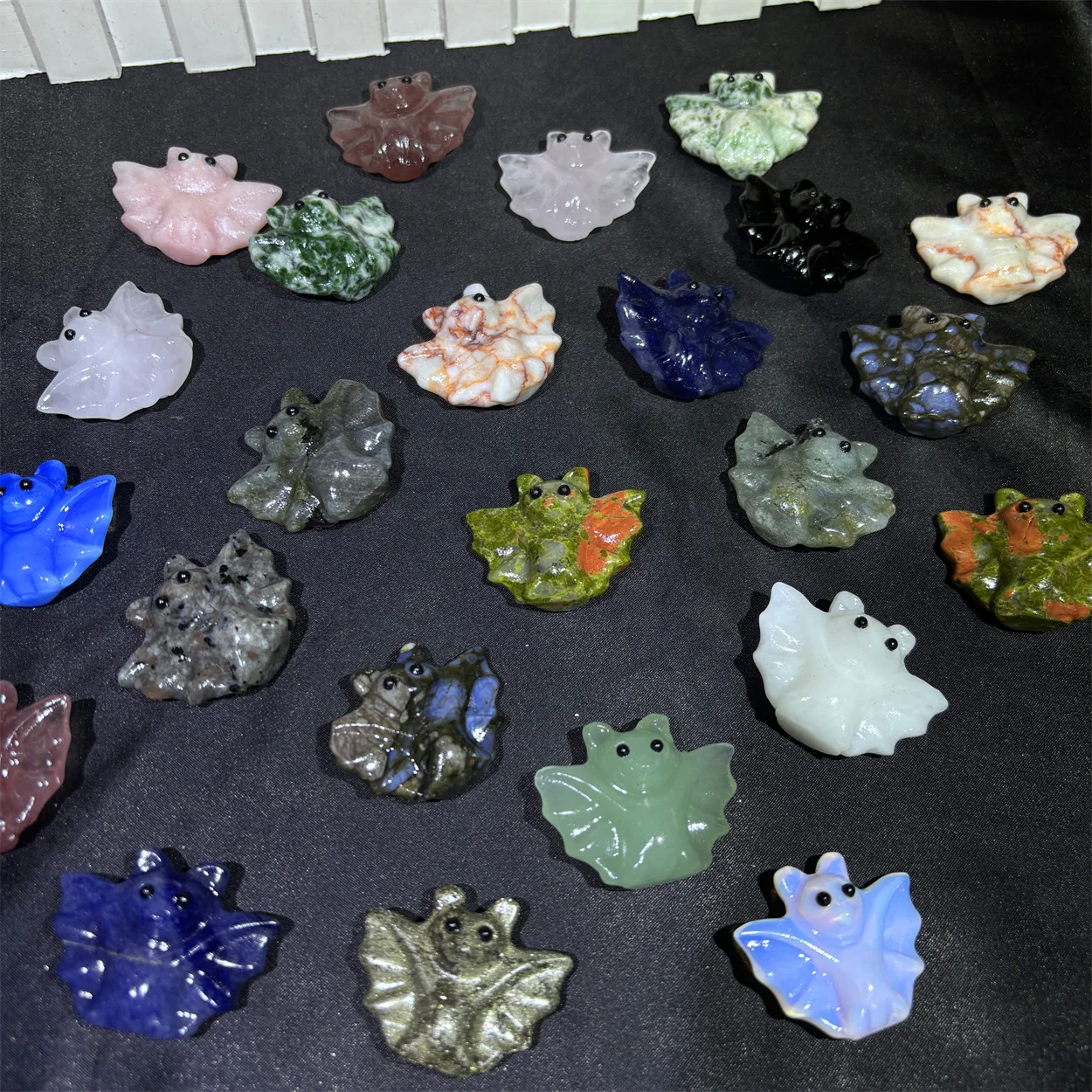 Kindfull Wholesale Natural Stone Crystal Carving Crafts Mix Materials Pyrite Bats Crystal Carvings Animals For Halloween Decora