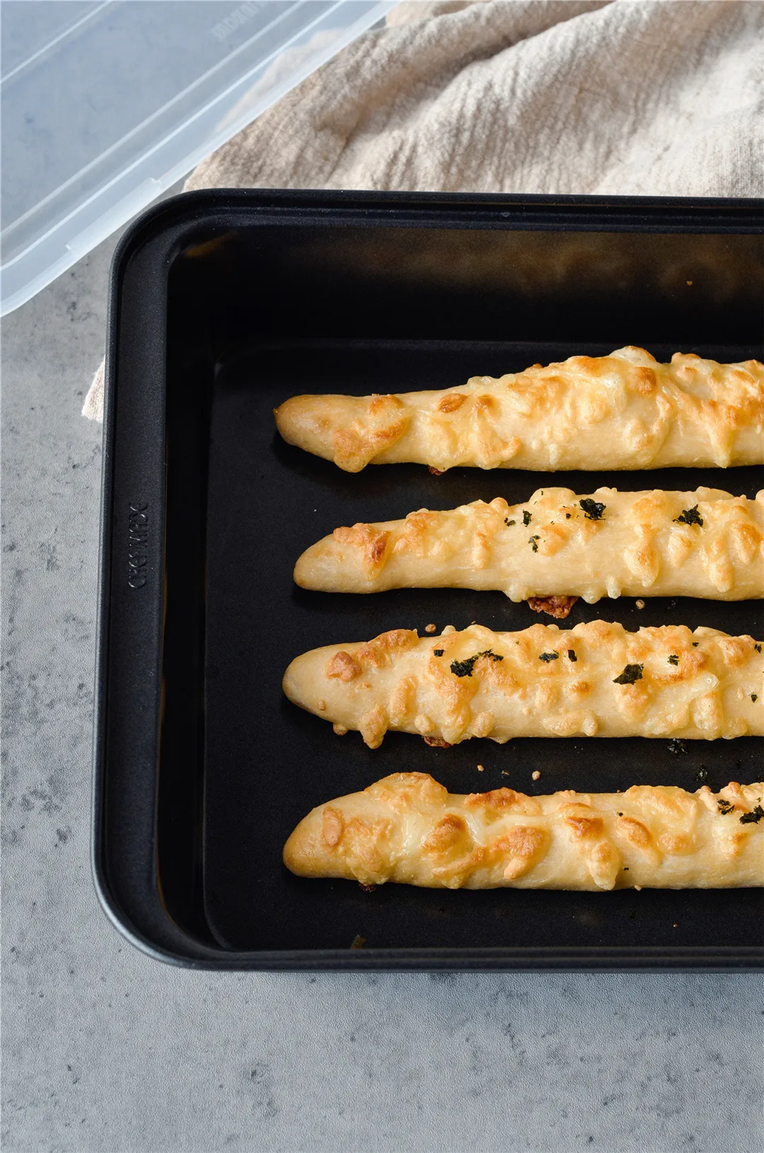 CHEFMADE Bakeware Black Non Stick 13inch Rectangle Baking Mold Mould Cake Pan With Plastic Lids