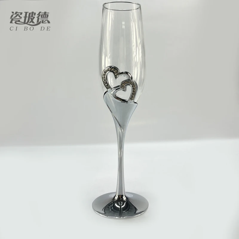 Креативный стеклянный бокал с инкрустацией стразами, изысканное качество изготовления, хрустальный бокал для шампанского в форме сердца для свадьбы