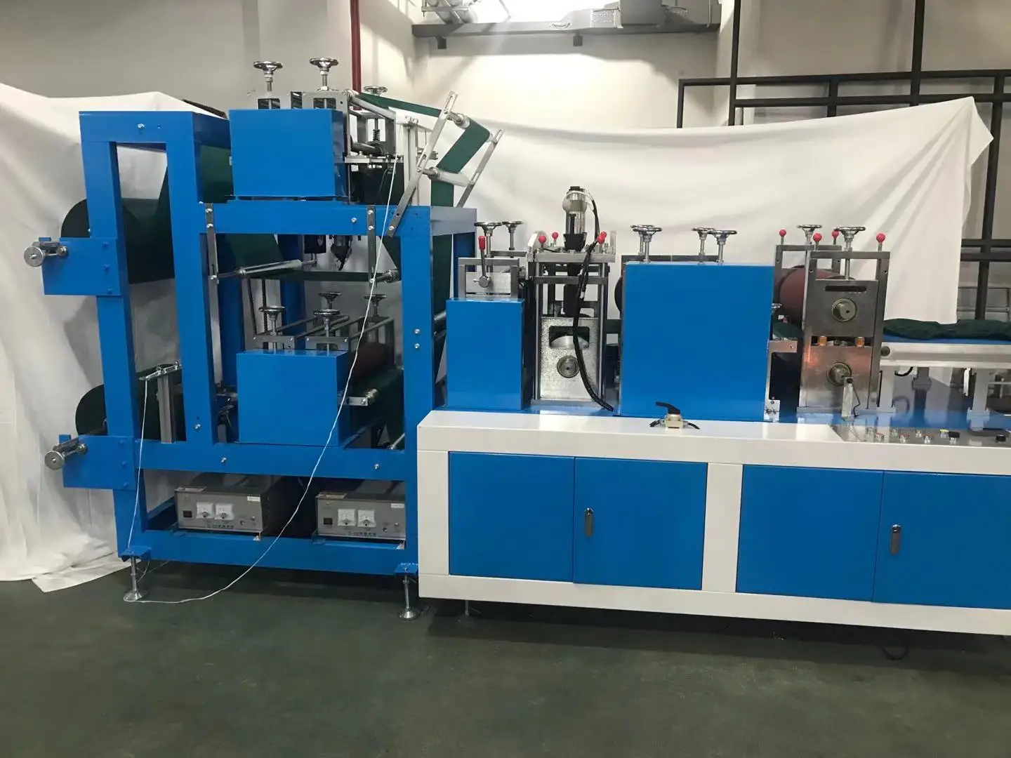 Полностью автоматическая машина для производства одноразового нижнего белья