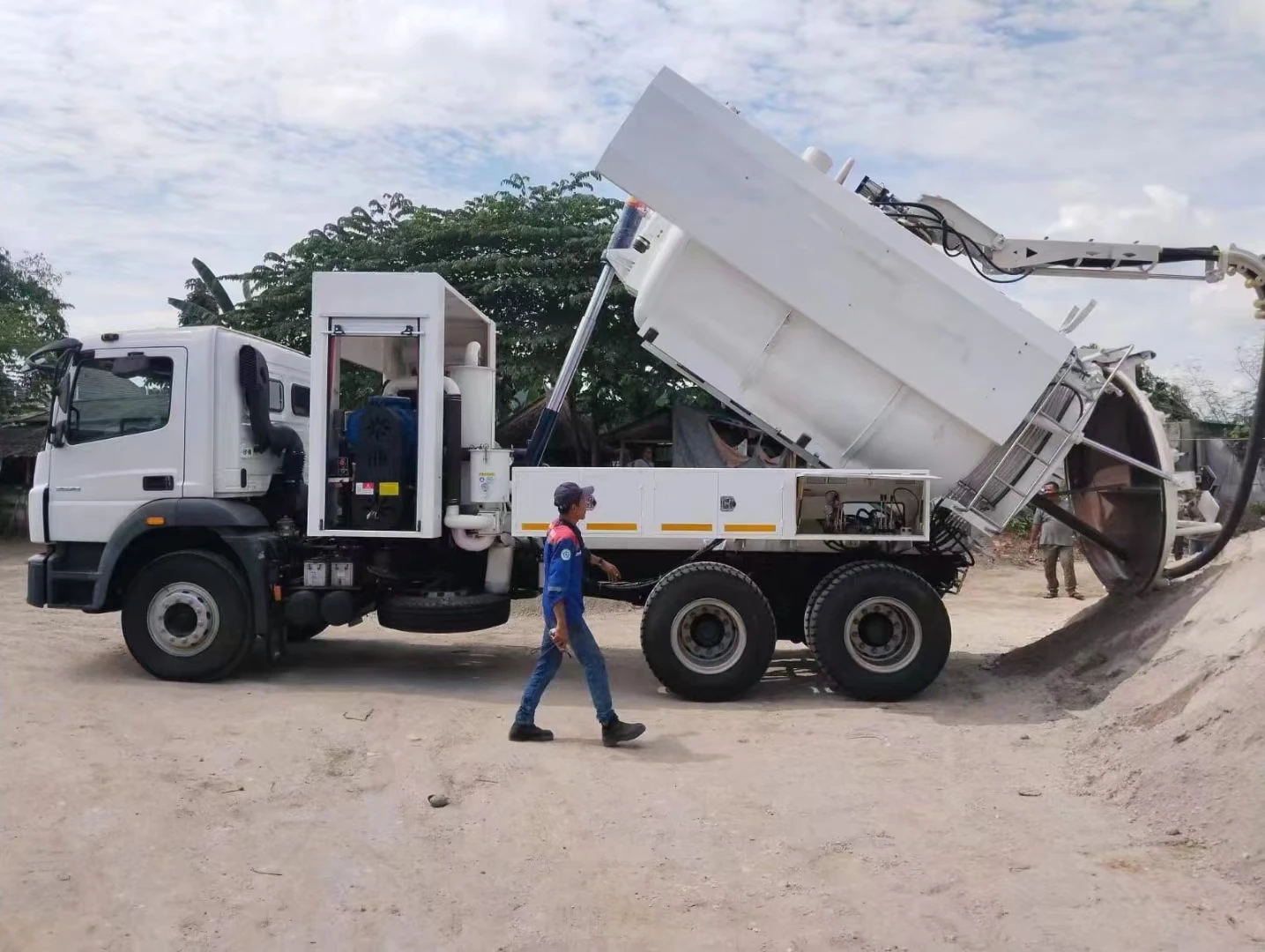 Central axis vacuum trailer 3-axis vacuum tank semi-trailer 18cbm 5000 gallons Semi-trailer suction truck
