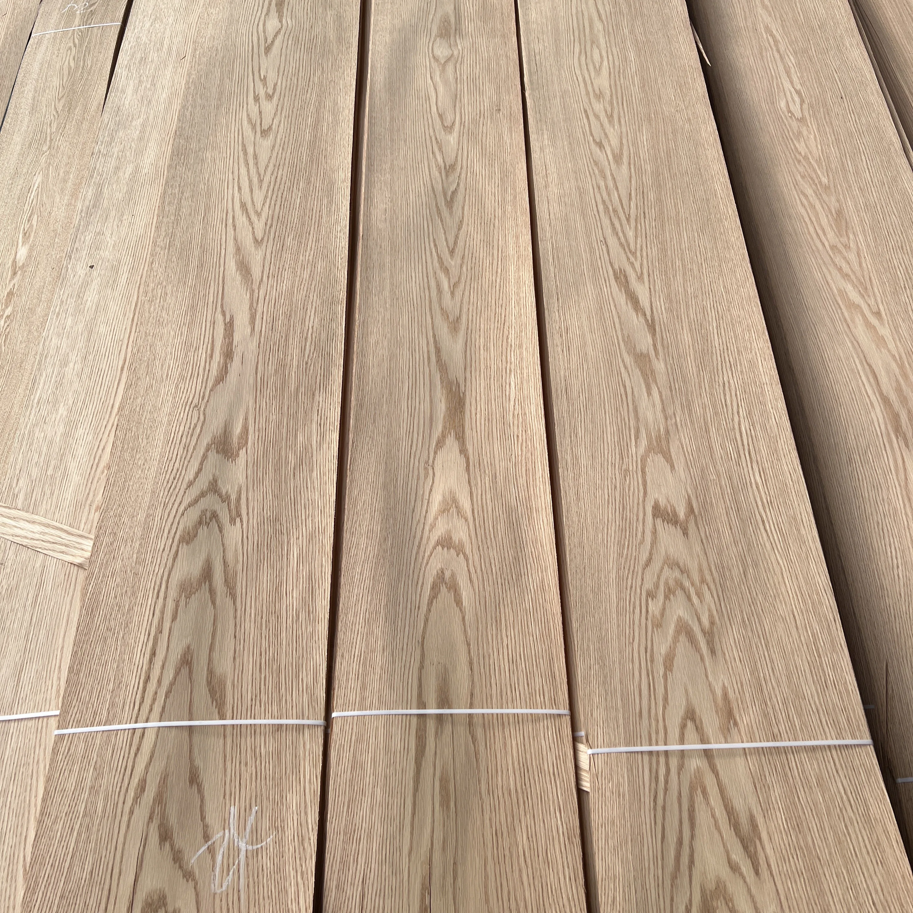 Factory price natural red oak veneer 0.5mm North American red oak veneer furniture plywood MDF decorative veneer