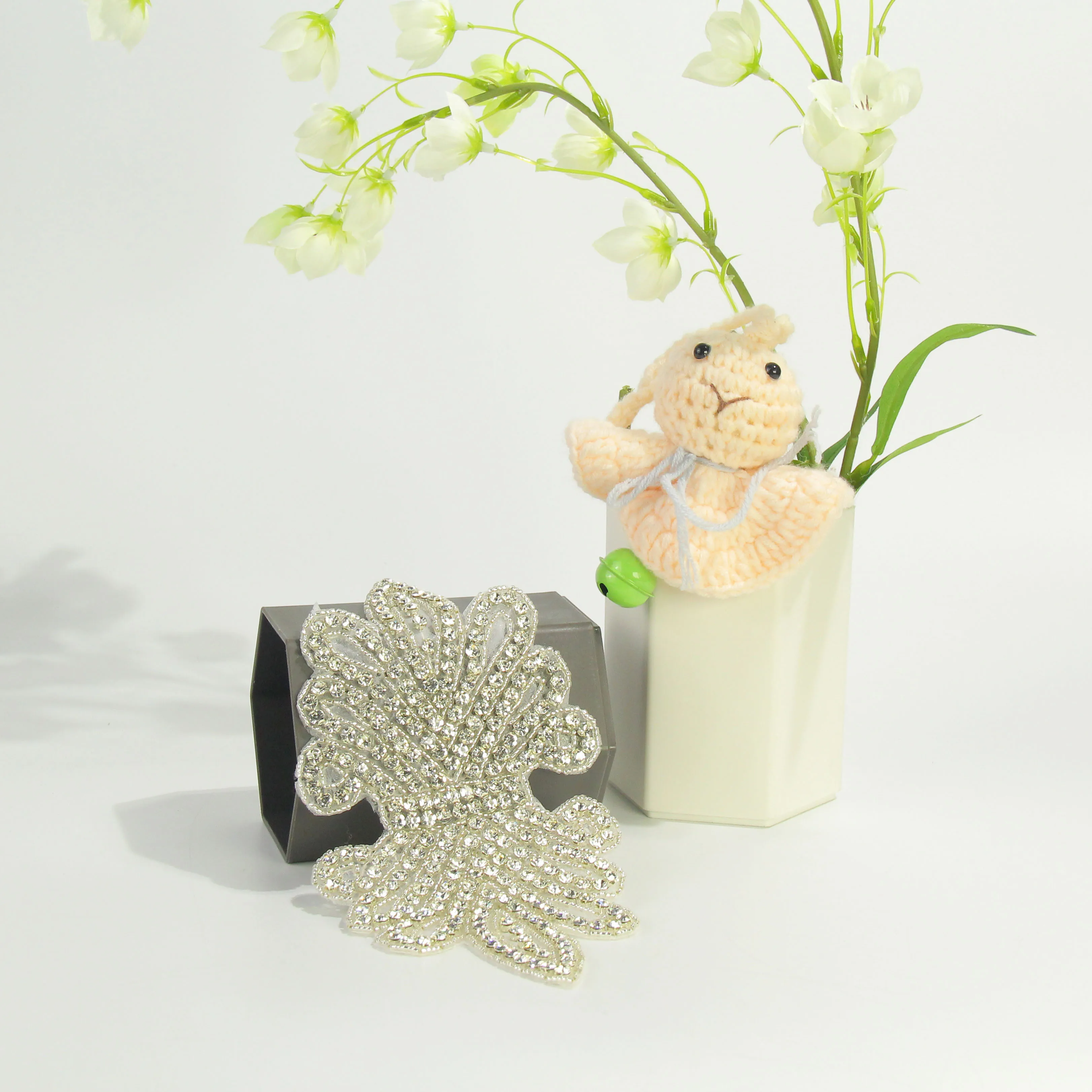 Hechun Handmade Crystal Rhinestone Applique sew on glass stone patches for Bridal wedding party dress