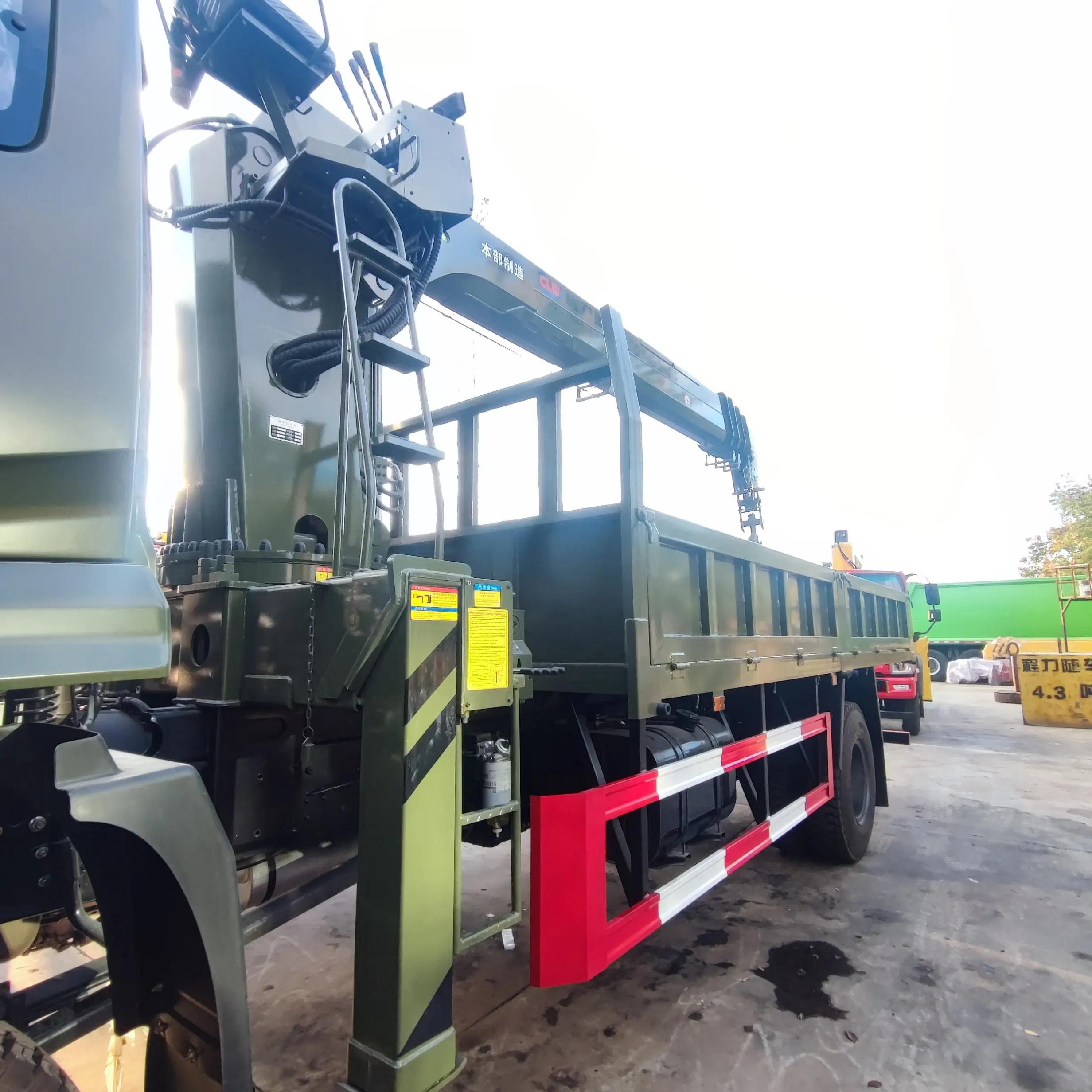 DONGFENG 4*4 Truck with Crane All Terrain Hydraulic Truck Crane Cheap 12 Ton Lorry Crane Truck Mounted