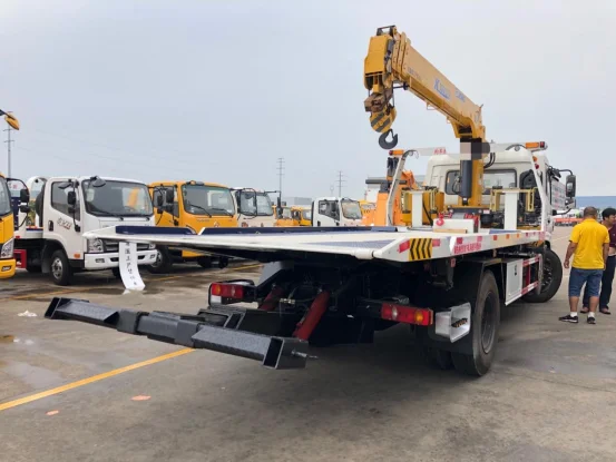 The original factory sold six Dongfeng sky brocade with hanging yellow plate wrecker road recovery car