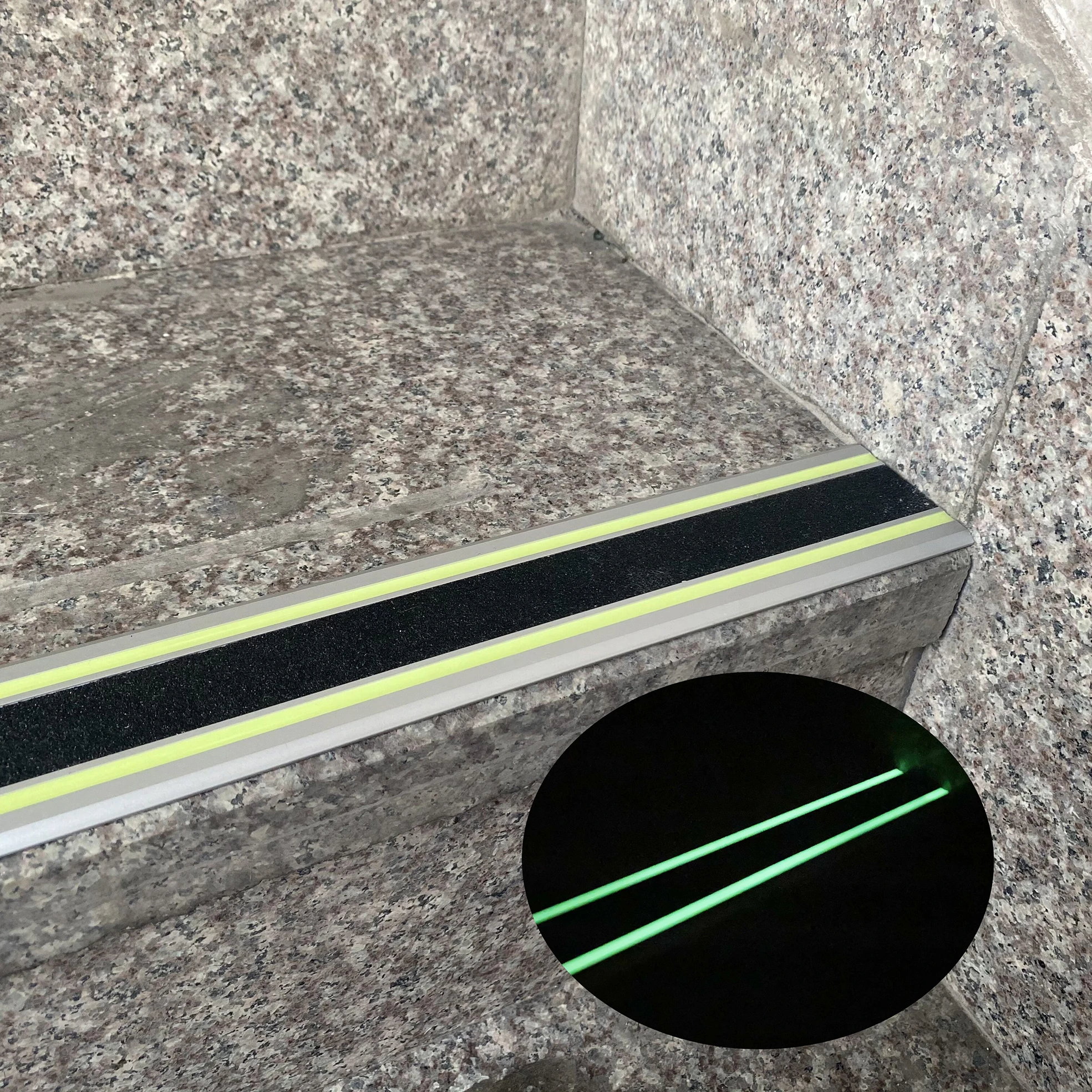 Glow anti-slip carborundum stair treads fluorescent aluminium anti slip stair nosing