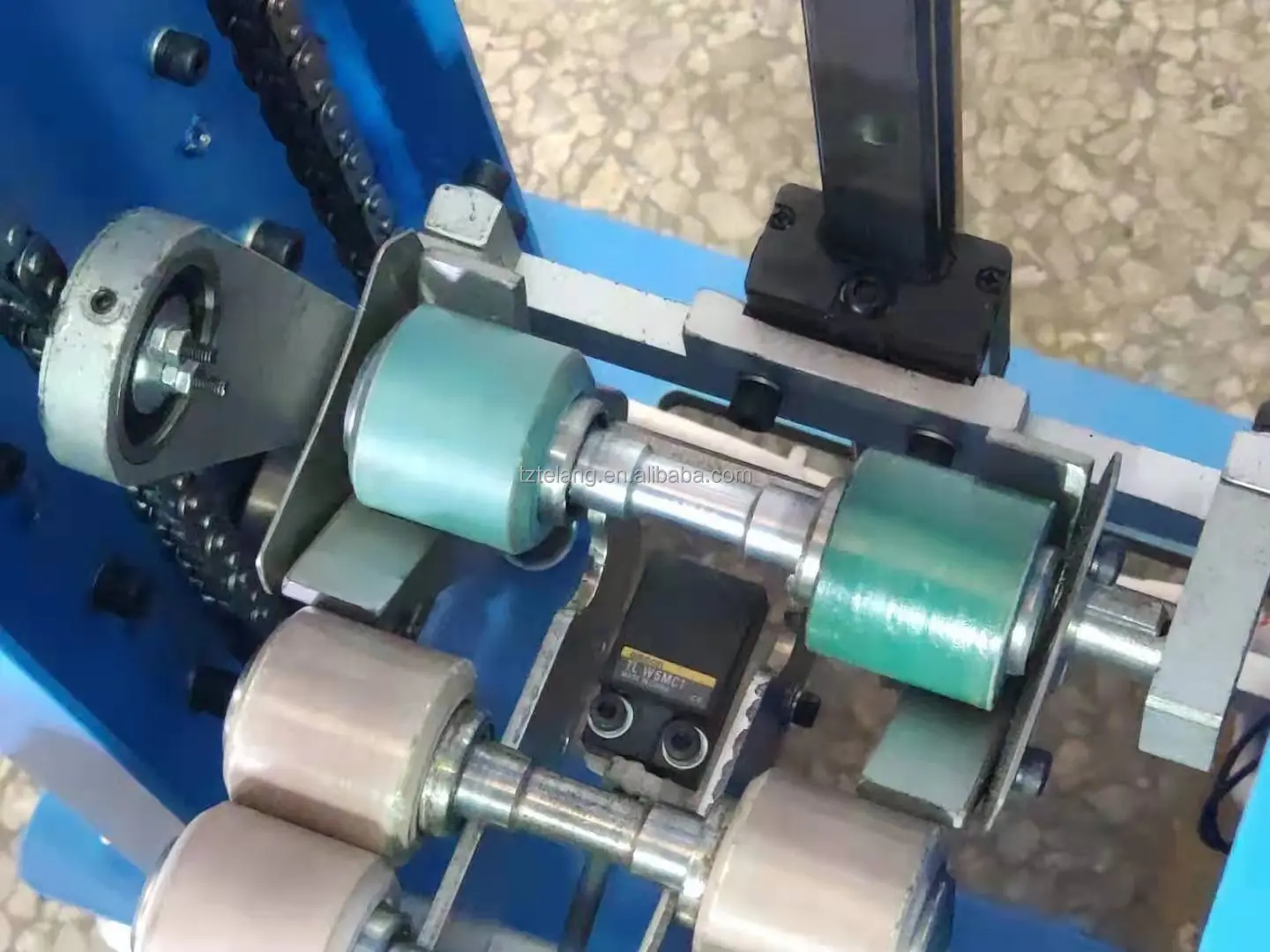  Rubber roller automatic gluing machine for Spinner Wheel