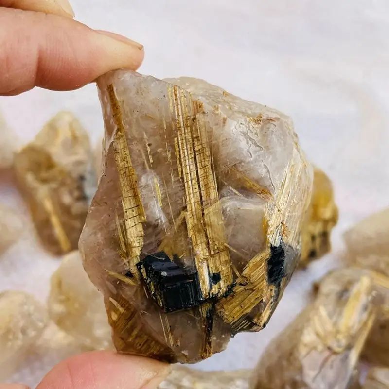 Редкий оптовая продажа натуральные золотые волосы рутилированные кварцевые необработанные кристаллы необработанный турмалиновый камень для продажи