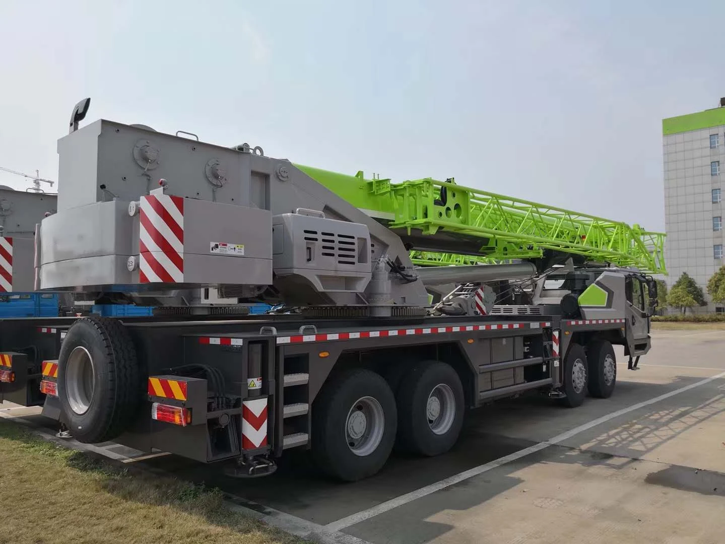 Chinese brand Sinomada 55 ton Telescope hydraulic Truck Crane ZTC550V532 with max lifting height boom for sale