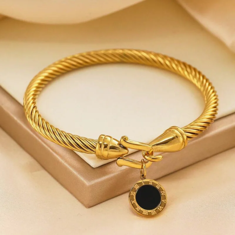 French Retro Roman Numerals Pendant Bracelet Stainless Steel Cable Bracelet Suitable For Stylish Ladies To Wear On Any Occasion