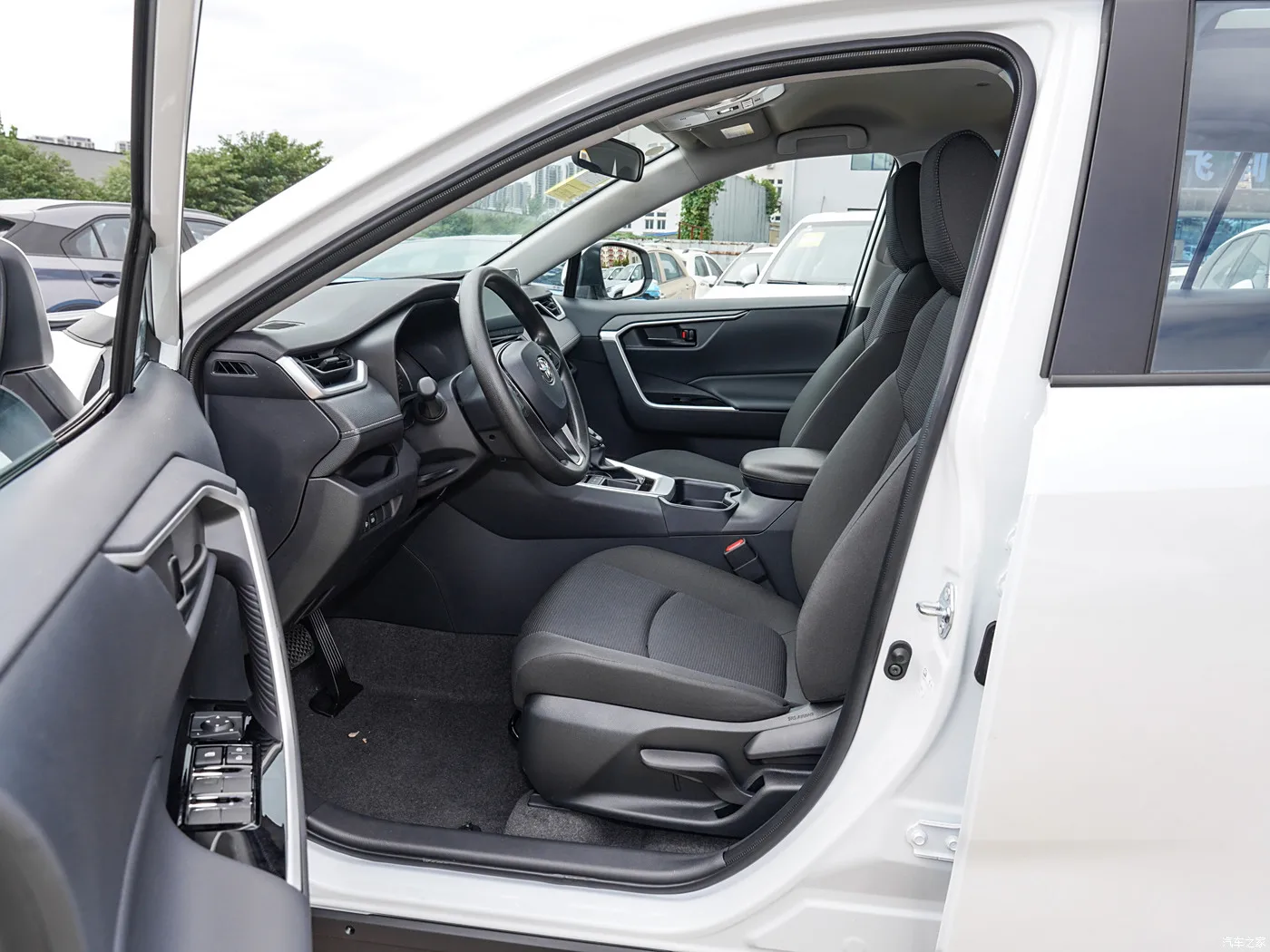 New T-oyota R-AV4 2024 Model Dual Engine 2.5L E-CVT Two-Wheel Drive Elite Version, Hybrid,5-Seat Compact SUV, Max Speed 180 km/h