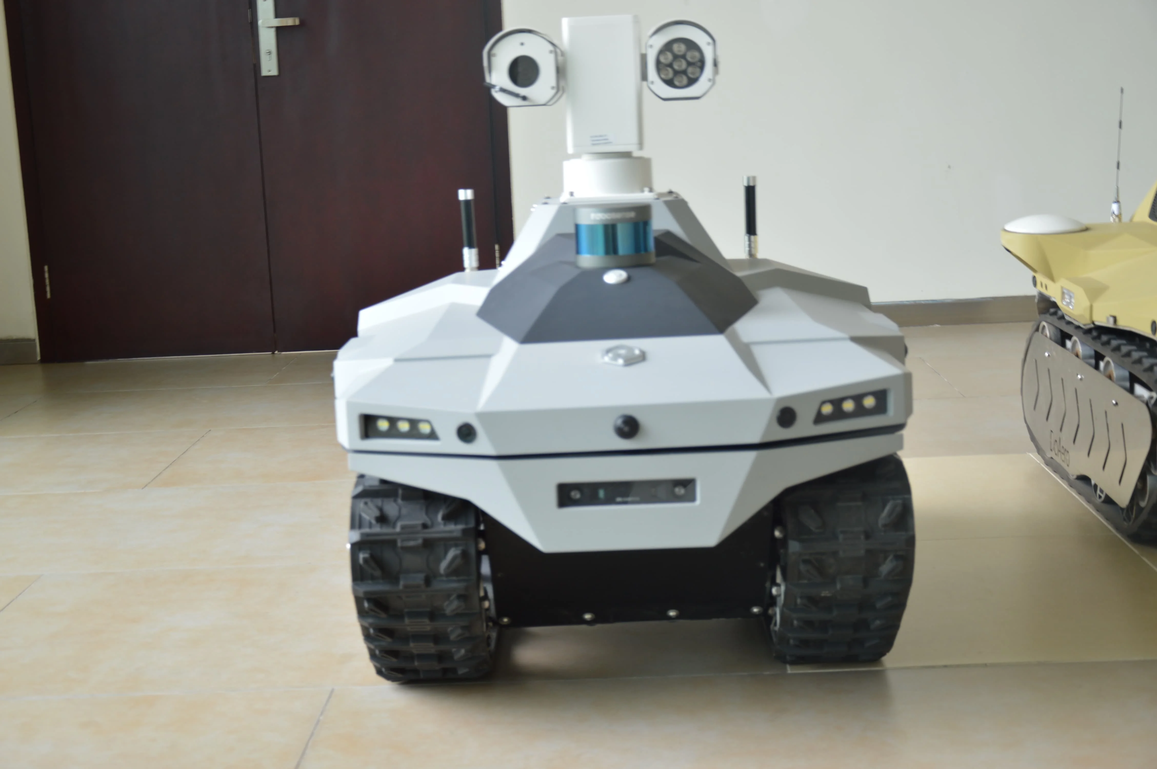 shanghai DG High suitability 24h working robot AI system tracking activities record recognized faces security inspection robot