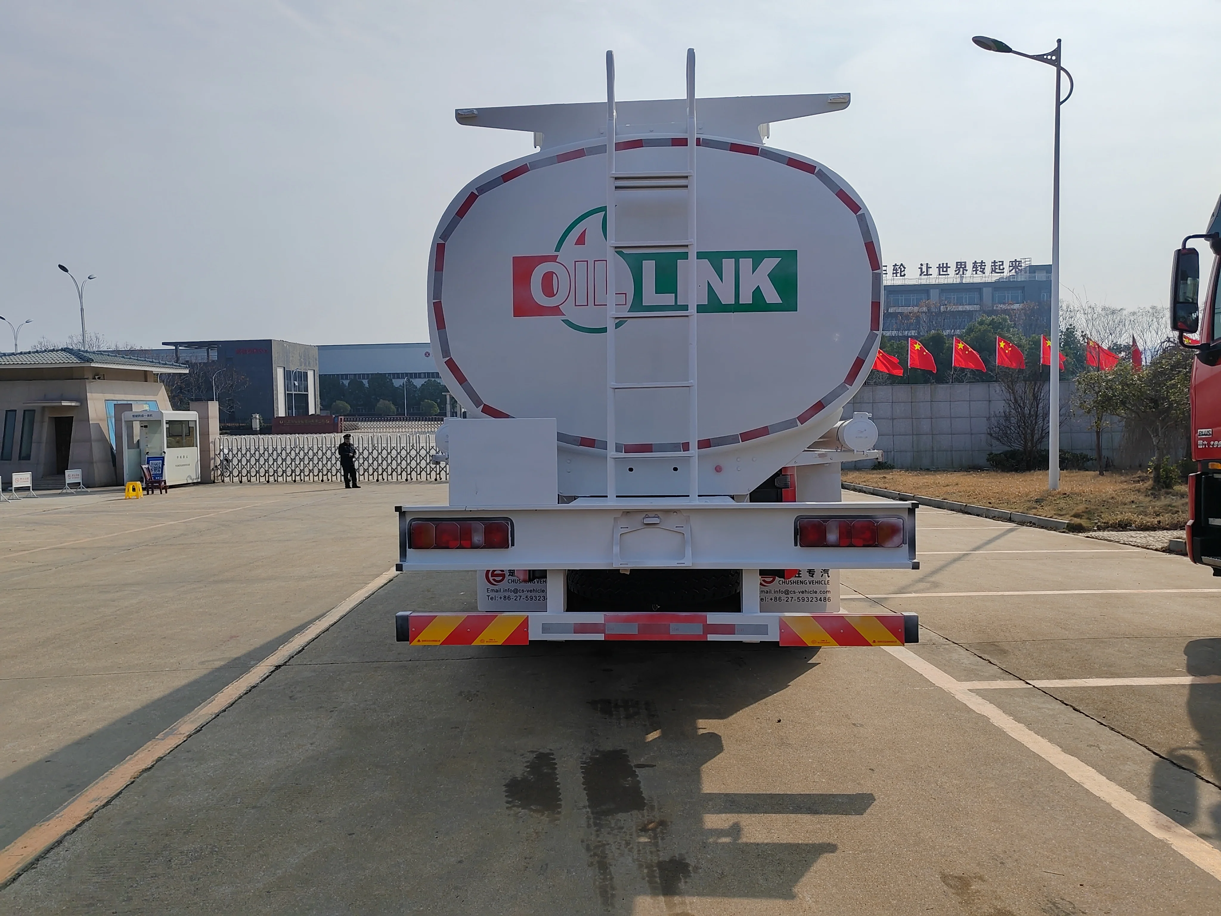 Heavy Duty Sinotruck HOWO 8X4 Diesel Tank Oil Fuel Transport Fuel Delivery Tanker Truck
