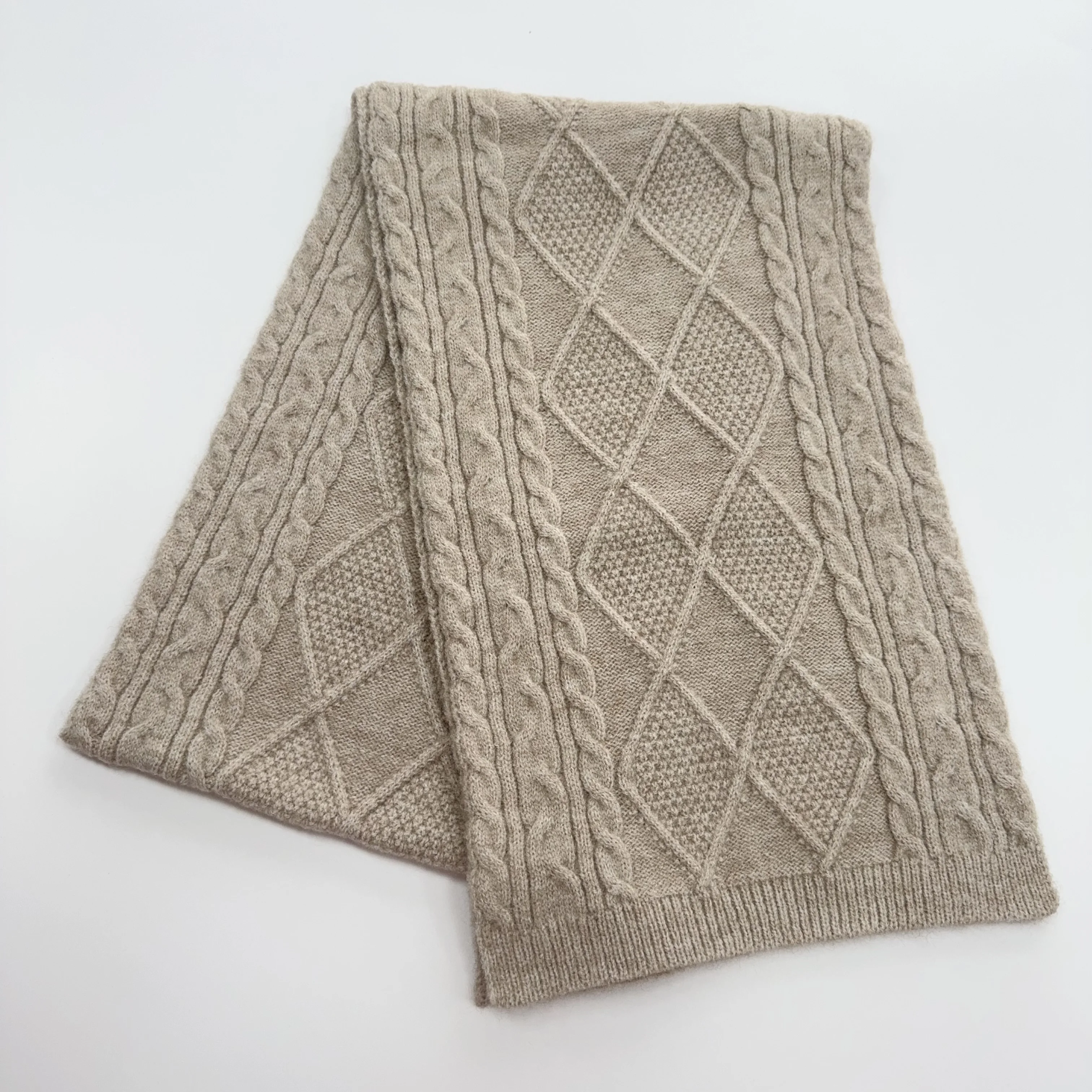 Unisex Winter Knitted Scarf With Classic Diamond Pattern, Fashionable and Beautiful, Suitable for Multiple Occasions