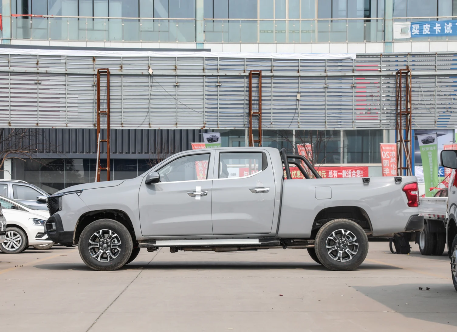 Купите Подержанные пикапы электрический автомобиль 2024 Китайский Пикап toyota Pick Up changan hunter Pickup электромобиль