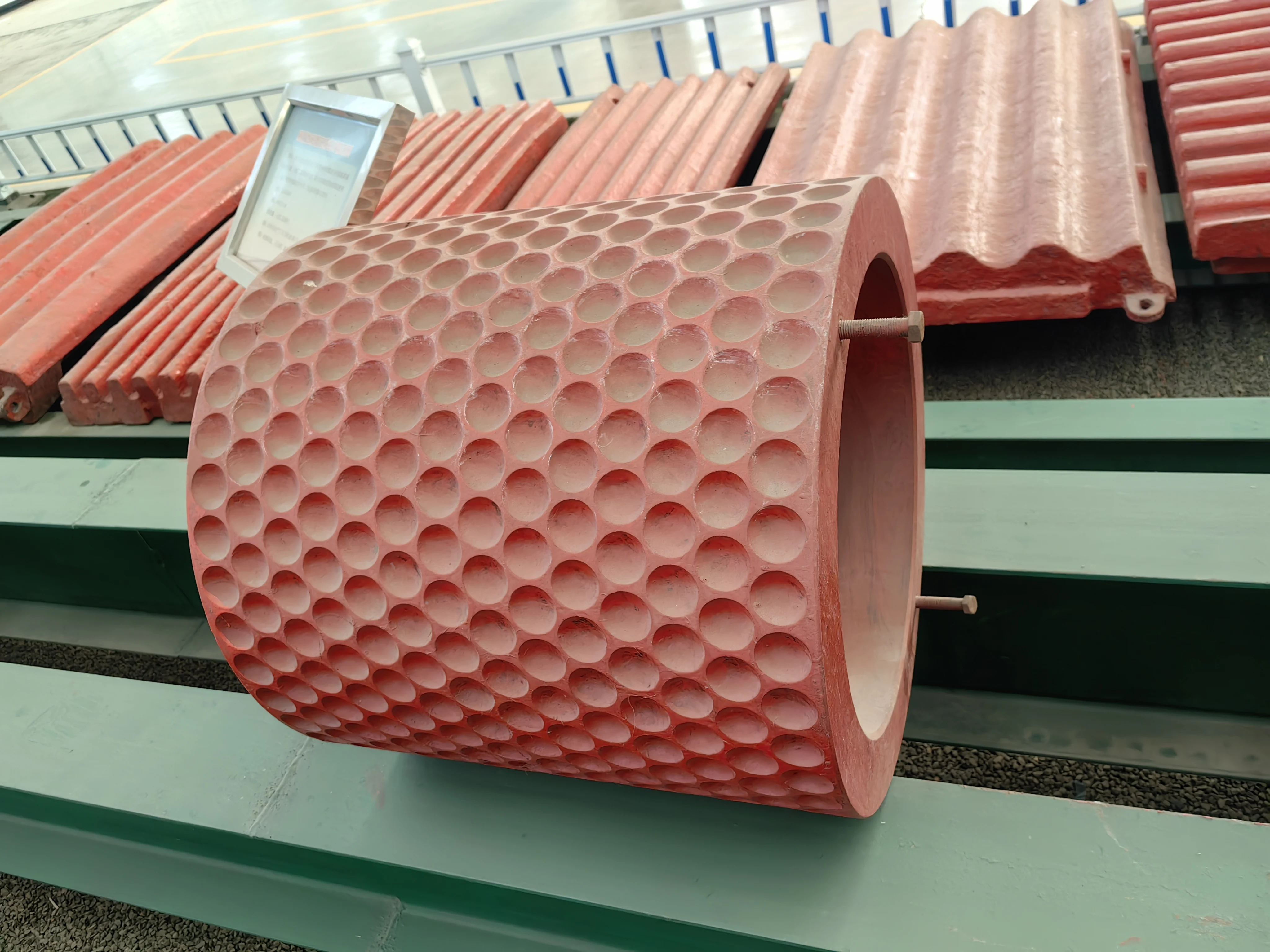 Chinese Manufacturers High Quality Good Wear Resistance Alloy Steel Crusher Dimpled Roller Shell