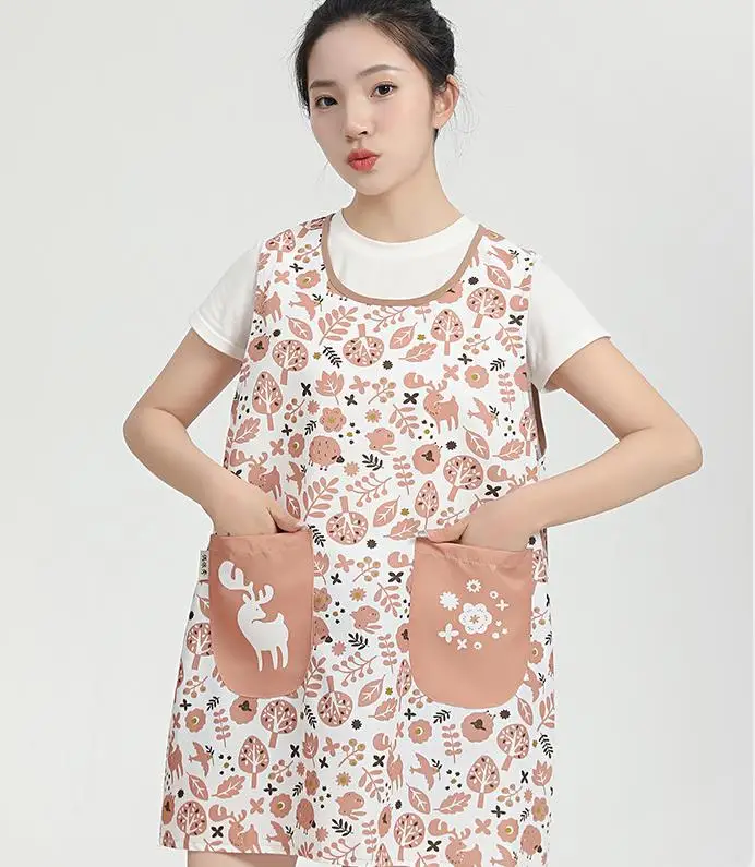 The apron is sleeveless and waterproof