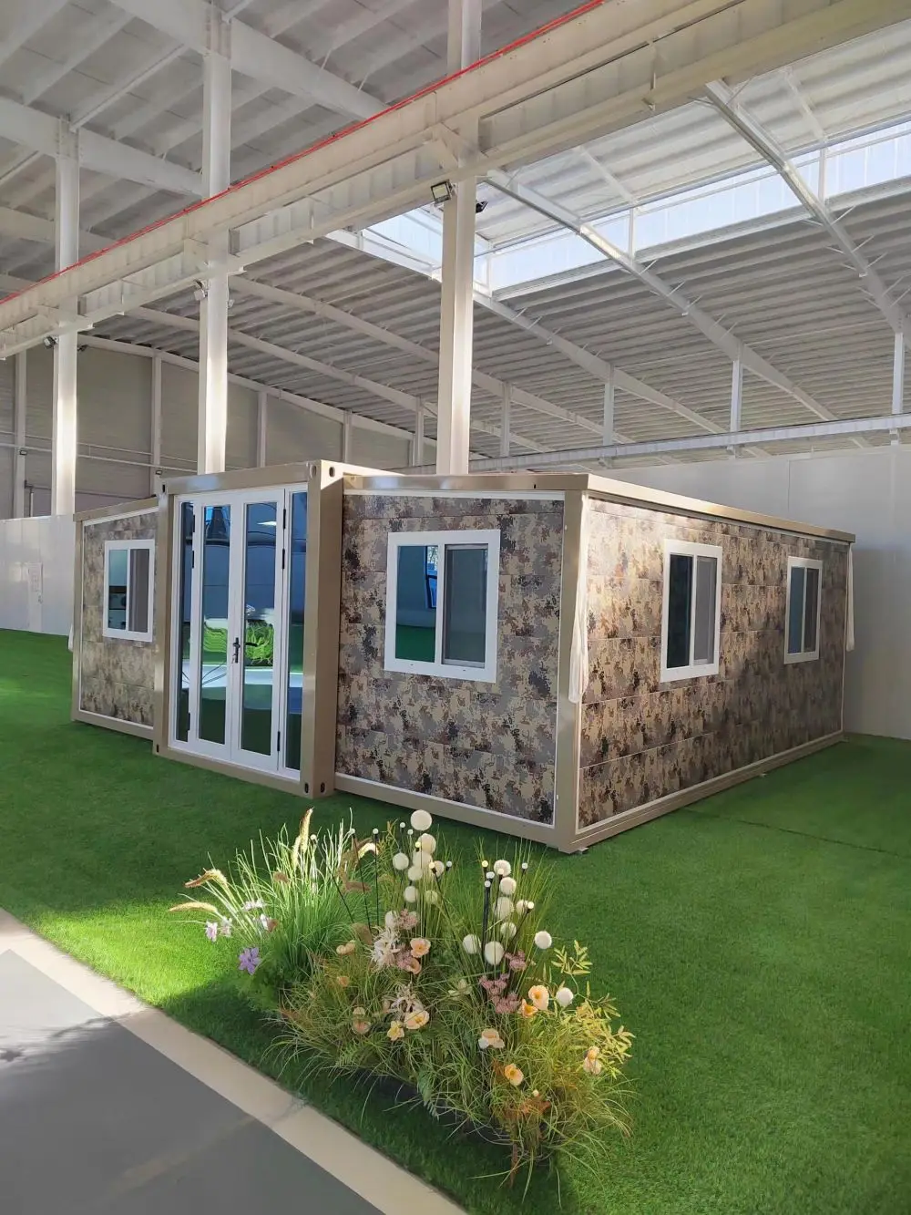 New Design Backyard Parking Mini Home Mobile Hotel Foldout Container House