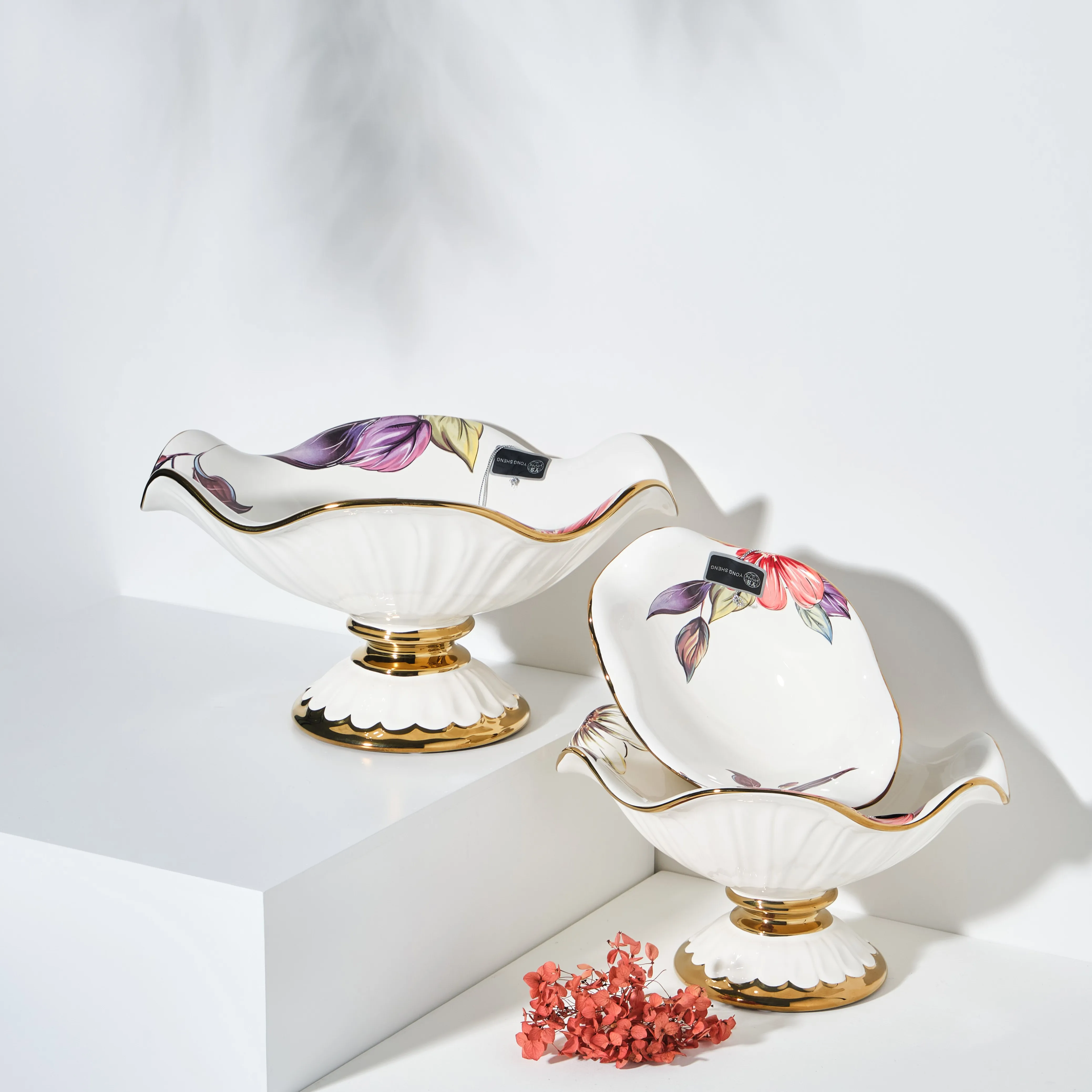 2023 New Design Wholesale Luxury Gold Rim Flower Shape Ceramic Stand Cake Fruit Plate Plate With Stand