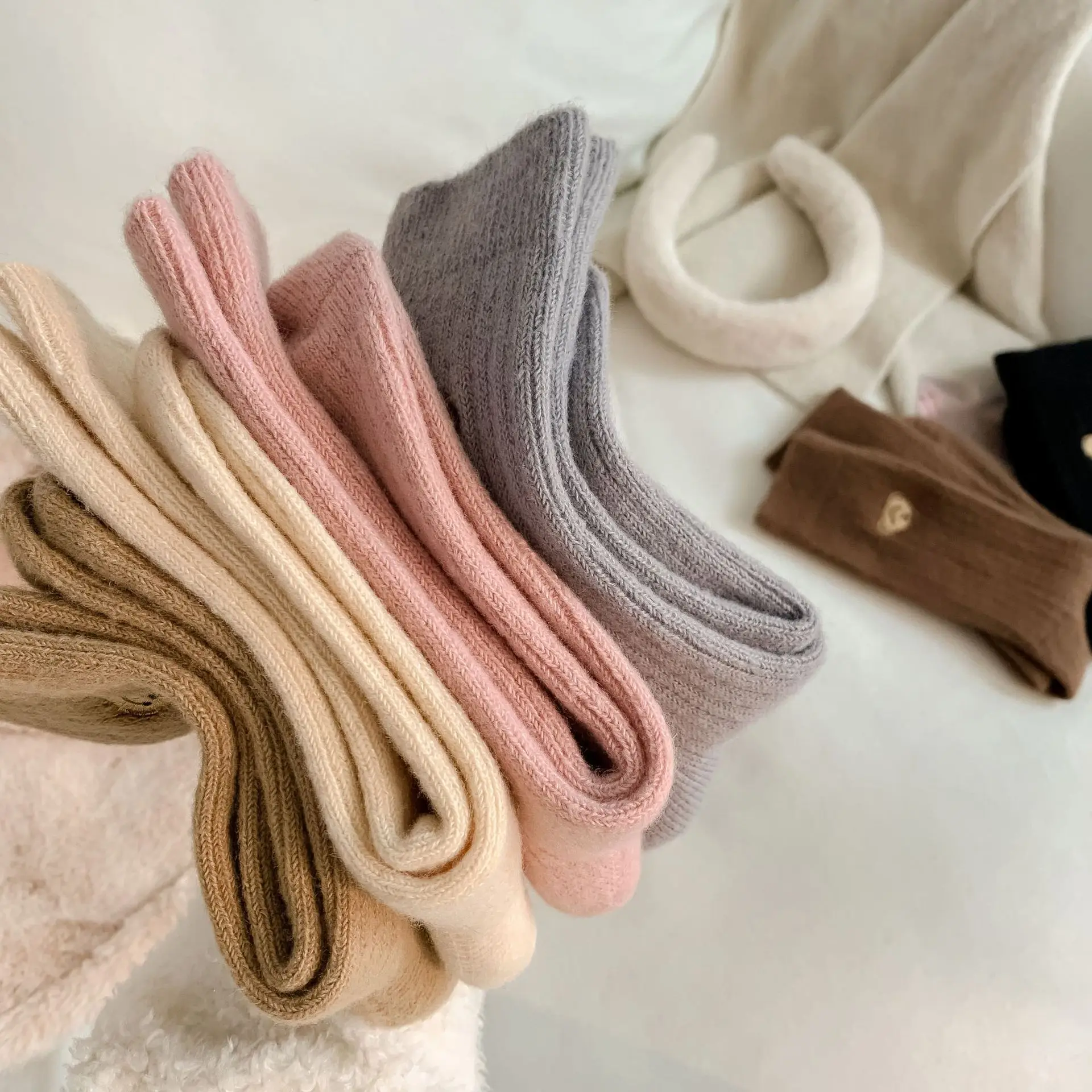 High Quality Winter Thick Wool Warm Women Socks Korean Fashion Embroidery Bear Fluffy Warm Women Wool Socks