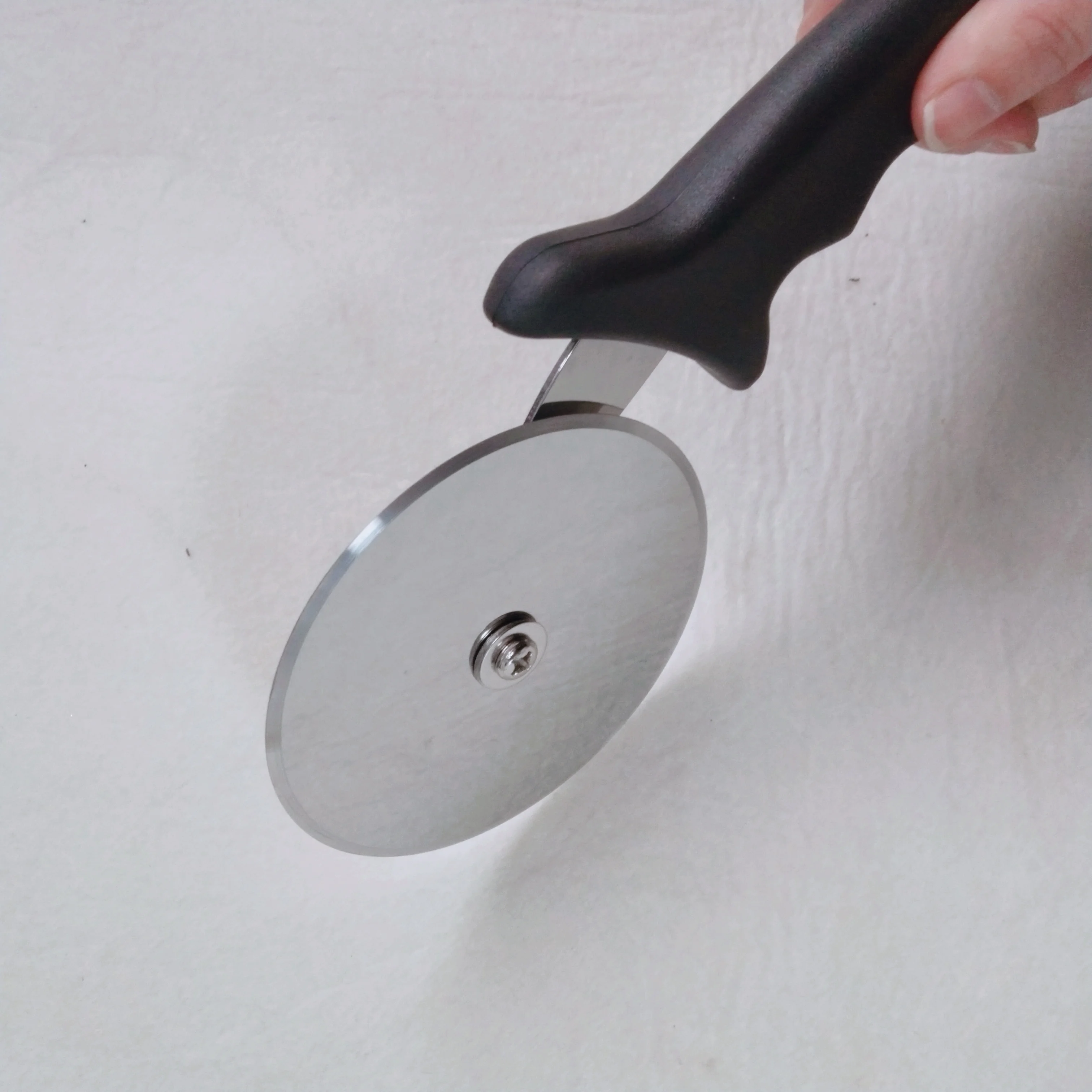 Wholesale Custom Stainless Steel Round Rolling Cutter Pizza Wheel Cutter Knife Kitchen Accessories