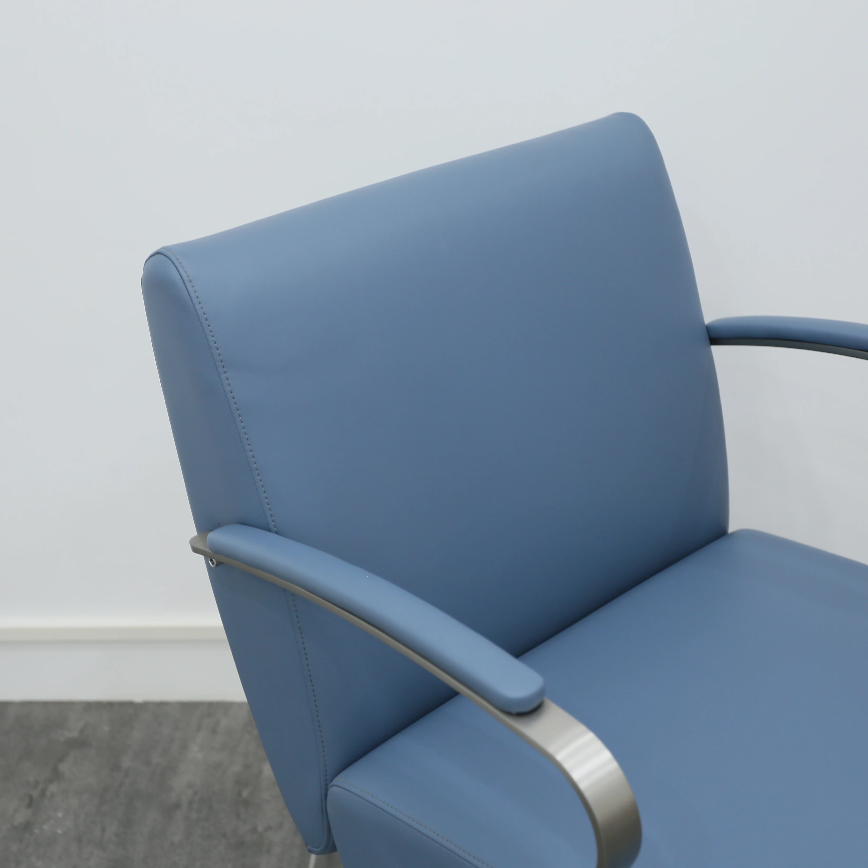 Factory Wholesale Price Dainty Hairdressing Square Base Hair Styling Equipment Styling Furniture Barber Chair Hair Salon