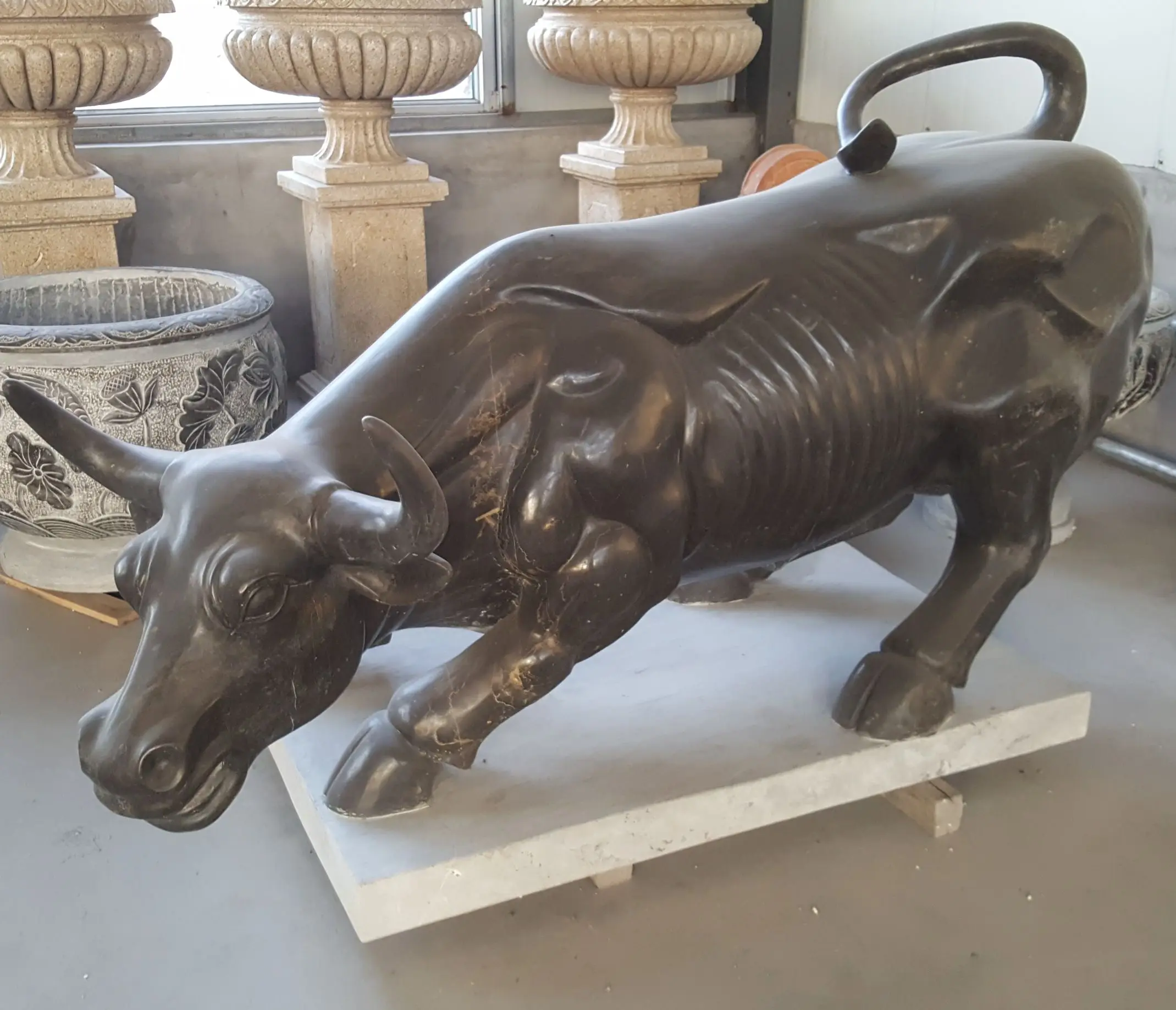 Factory hot selling handmade customized high-quality marble sculpture garden majestic gray marble cow sculpture