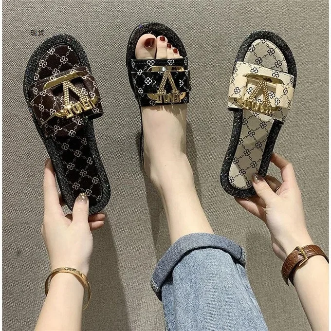 Шлепанцы женские на плоской подошве, модные сандалии с металлической V-образной пряжкой, летние тапочки, сланцы, для улицы
