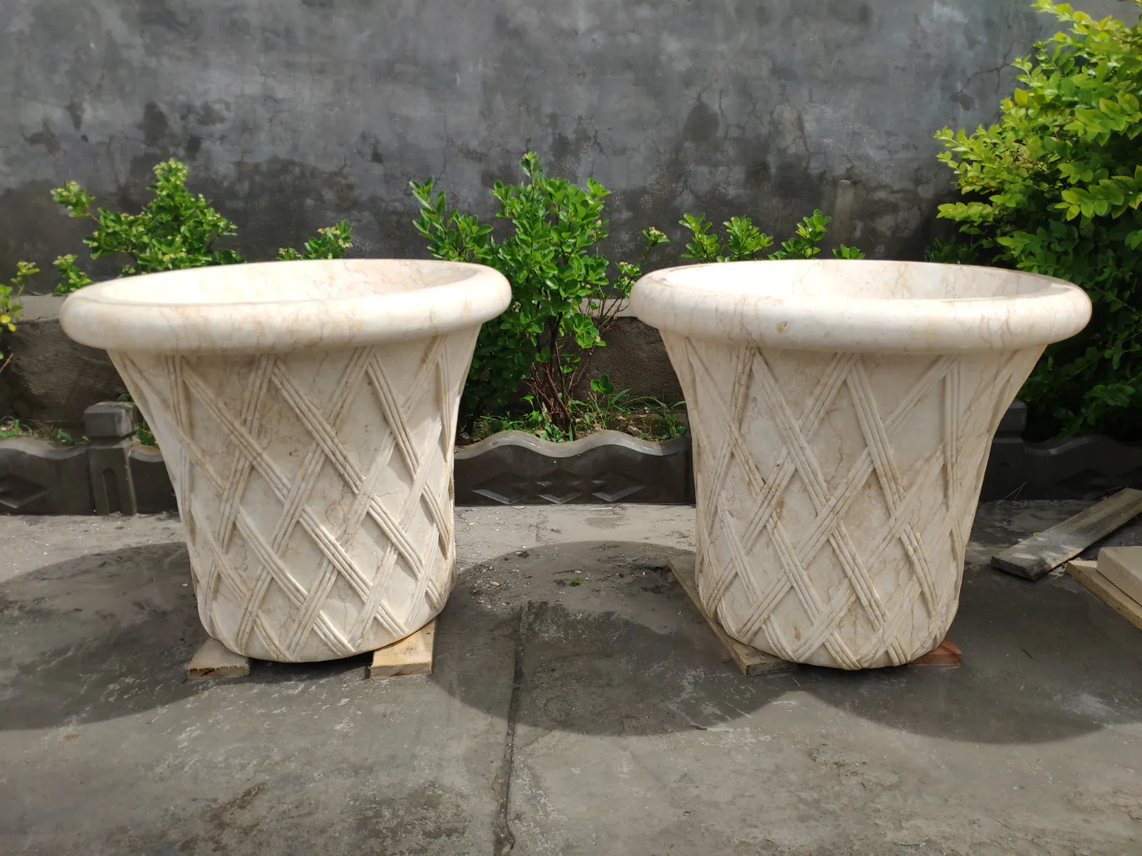 Hot Sale Natural Marble Hand Carved Simple Yard Outdoor Garden Big White Marble Flower Pot Vases For Decorative