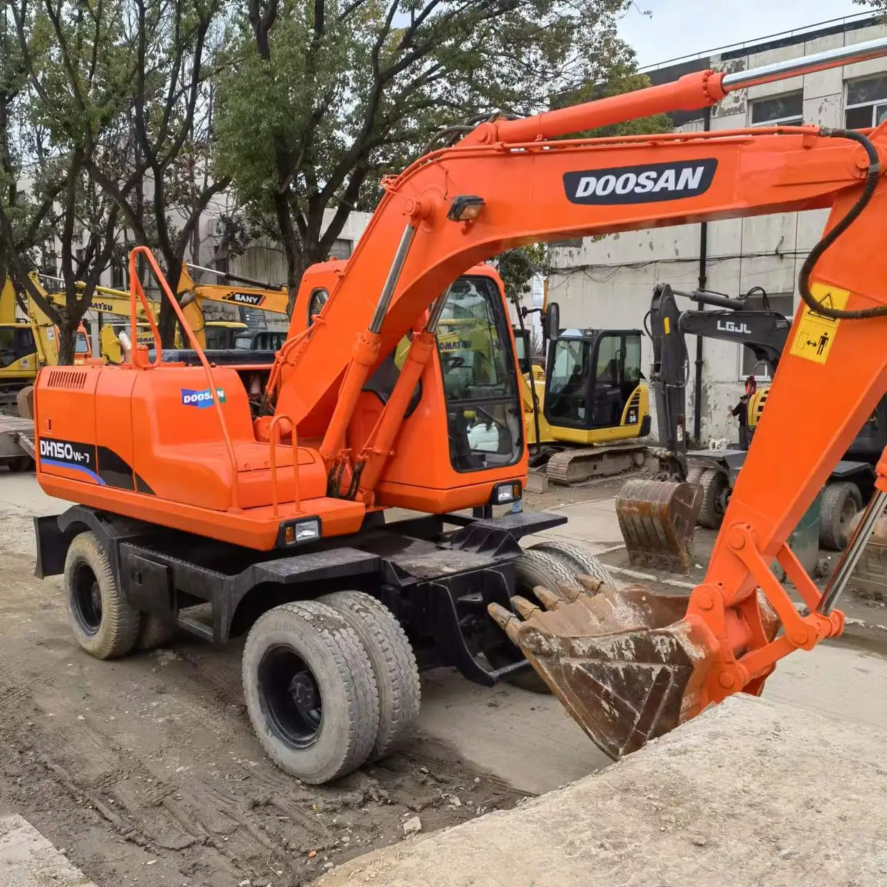 Used mini wheel Excavator 6t Doosan DH60 soil digger earth bagger pavement construction machinery selling well in South Africa