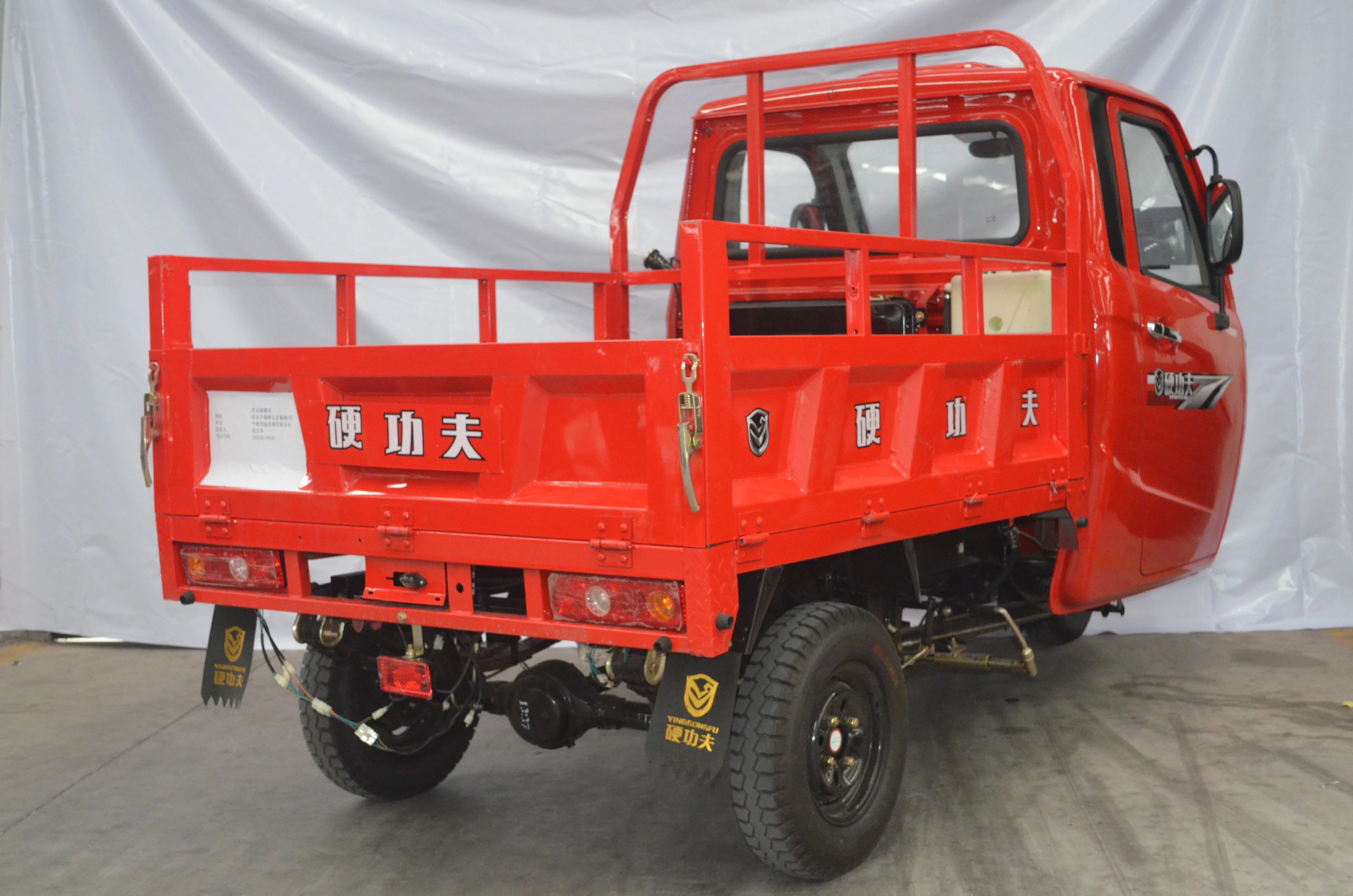 250cc Handlebar cabin cargo tricycle/enclosed three wheel  cargo  motorcycle with driving room