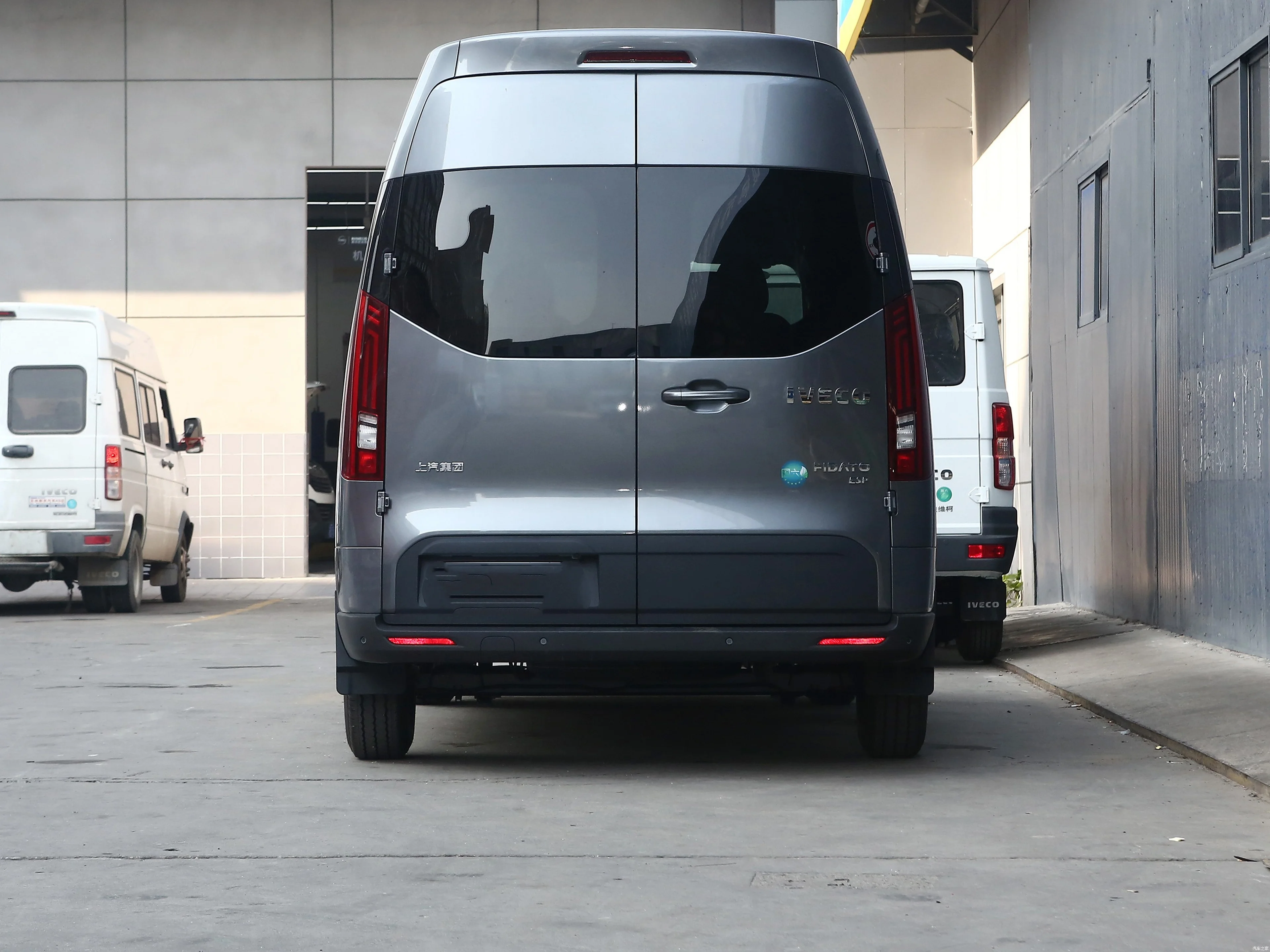 2024 2023 Iveco Juxing C33M пассажирский фургон 2 0 т 93 кВт ручная средняя ось крыша одношинный легкий
