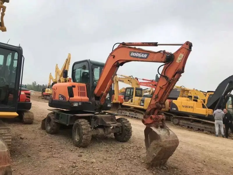 Small tyred wheeled excavators second hand DOOSAN DX55W Hyundai 60W Doosan DX60W small 6 Ton Used Wheel Excavator