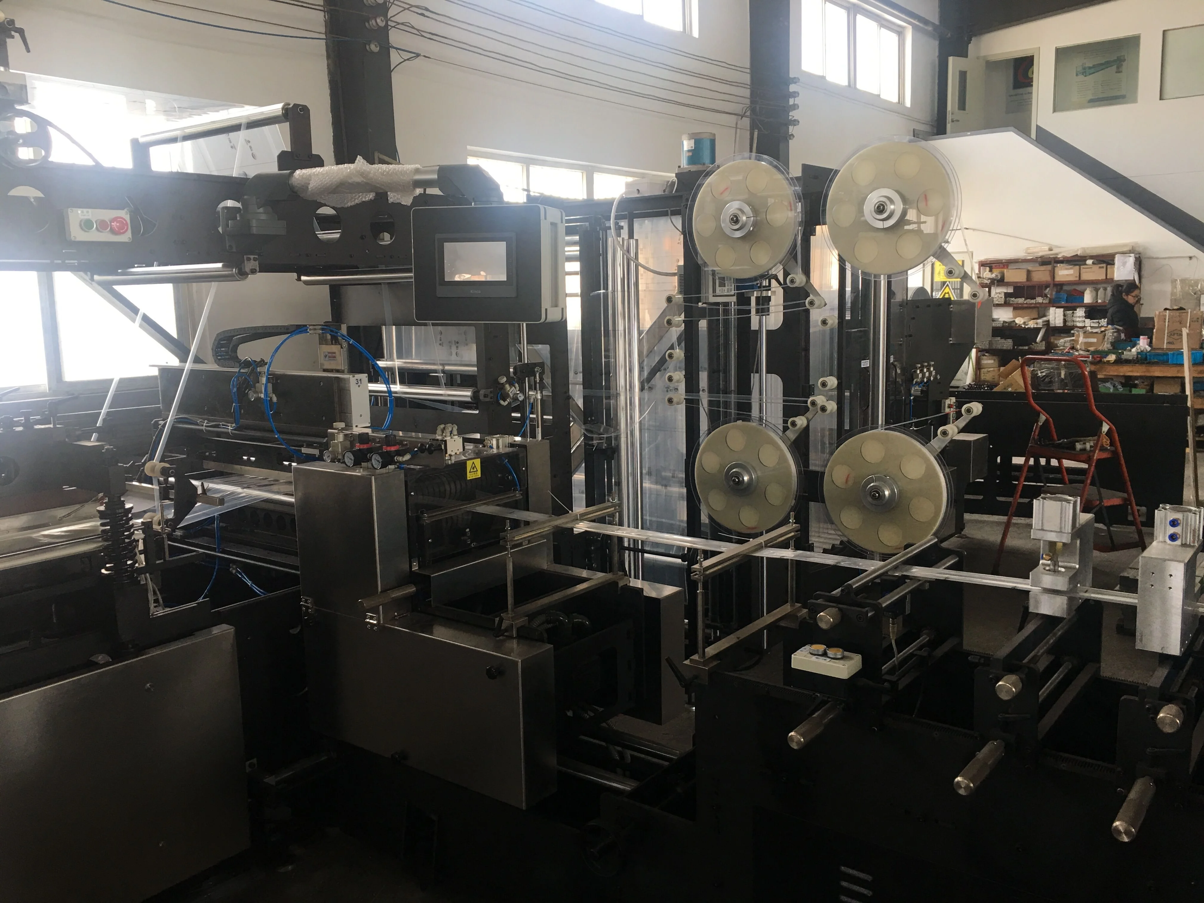 Аппарат для изготовления мешков пищевых продуктов ламинированный материал PA/PE/PP с плоским дном на молнии 8 боковыми